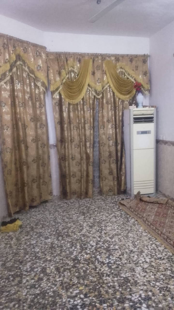 سلام عليكم اخوان 
بيت للبيع مكان العبيدي شارع 20 
قرب كاع بيت كوز
المساحه 100م طابق ونص
السعر70وبيه مجال الشراي 
يتصل ***********
