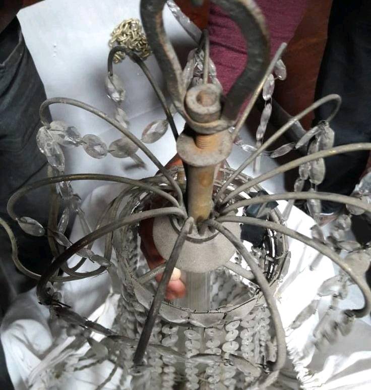 ثريا من 3قطع وسط وثنين جانبيات 
وسط تشيل 7لمبات
جانبيات كل وحده تشيل 2لمبه 
سعر 25الف
