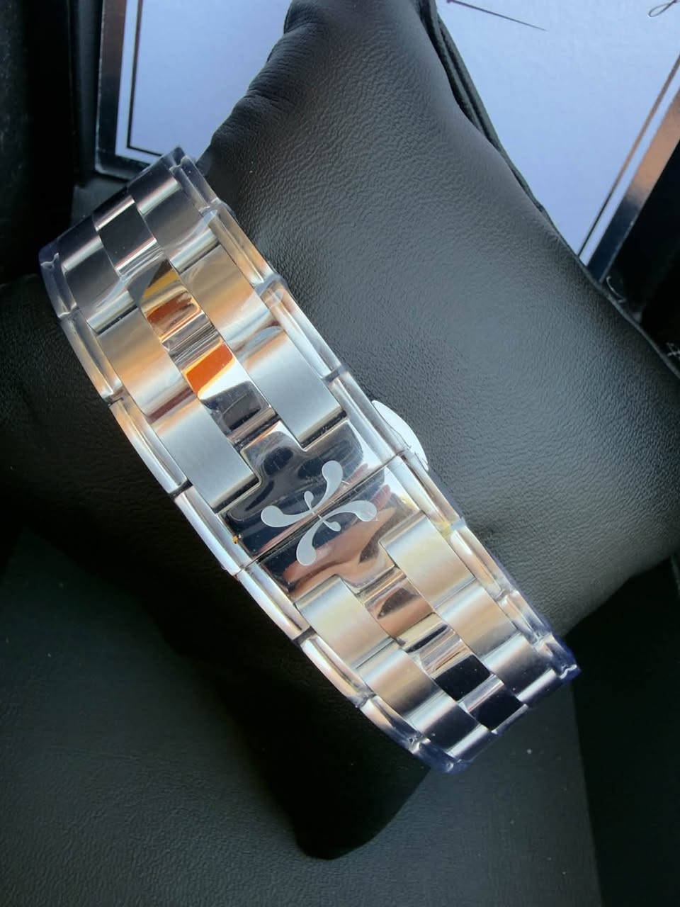🔸برنارد اج ماير // Bernhard H.mayer 
🔸سويسري أصلي 🇨🇭 
🔹الموديل Le Classique Stainless Steel
🔹كوارتز (Quartz) بطارية
🔹قطر الساعه 42 مم
🔹المينا أزرق داكن أنيق
🔹الزجاج Sapphire Crystal مقاوم للخدش
🔹ستانلس ستيل بالكامل 
🔹التاريخ عند الساعة 6
🔹مقاومة الماء (10ATM) 100متر
✅ كاملة المرفقات جديد لوك شمع غير مستخدم

📞 للتواصل ماسنجر او ***********
