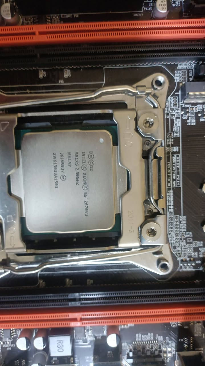 مذر بورد 99x+ معالجIntel Xeon E5-2670 v3  قابل للتطوير من فئته  +ram16g ddr4 2600h للتواصل راسلوني واتساب *********** السعر 100,, وبي مجال
