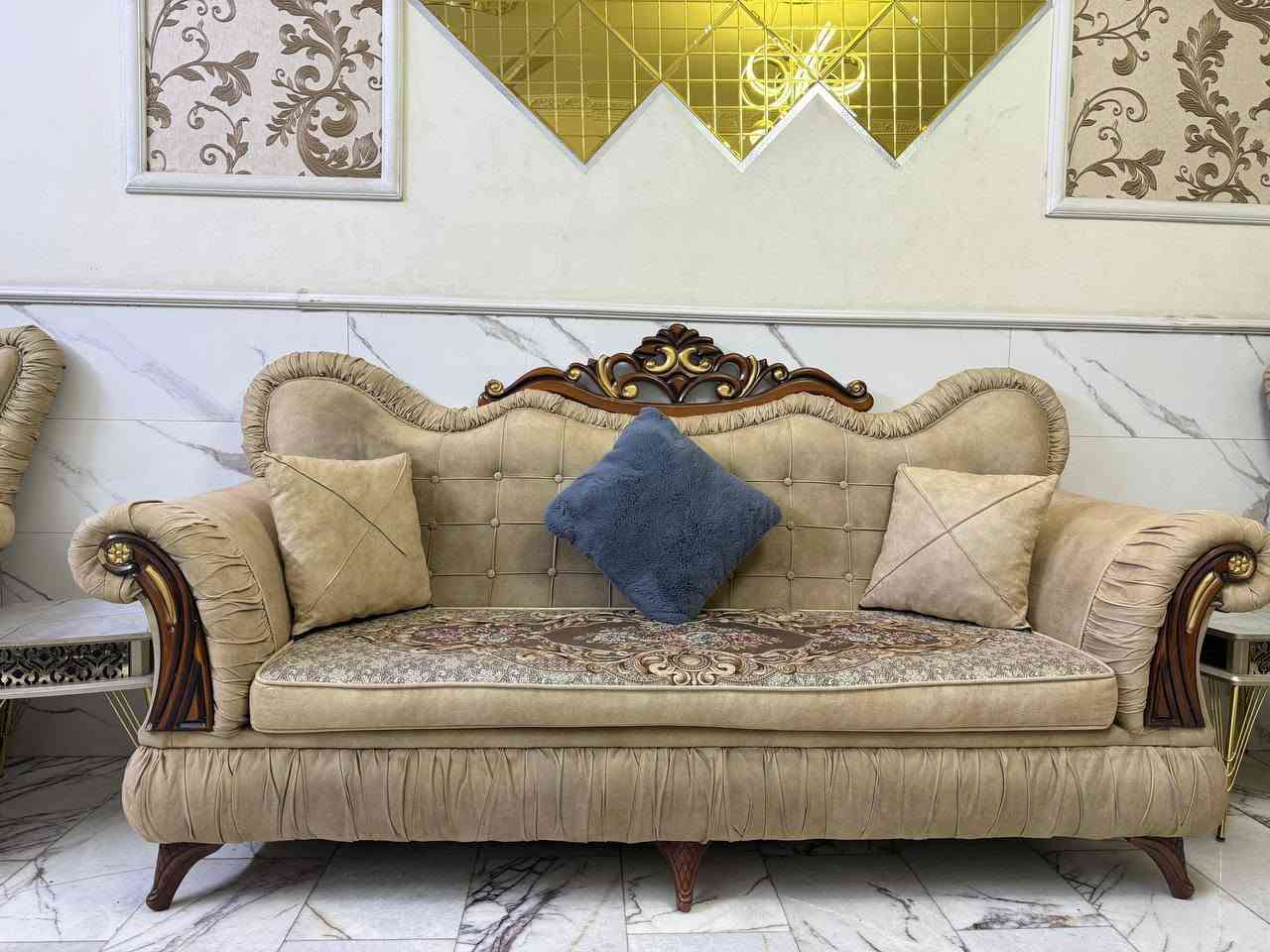 السلام عليكم تخم ملكي للبيع نضيف عشر مقاعد للاستفسار والاتصال على هذا الرقم ***********
