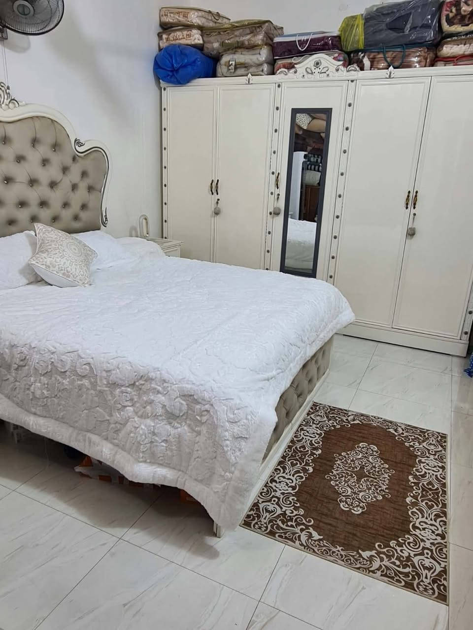 السلام عليكم غرفه خمسه ابواب نجاره عراقيه 
مسخدمه شي قليل 
الغرفه كولش نضيفه خشب صاج والصبغ حراري مال سيارات 
واتساب ***********
