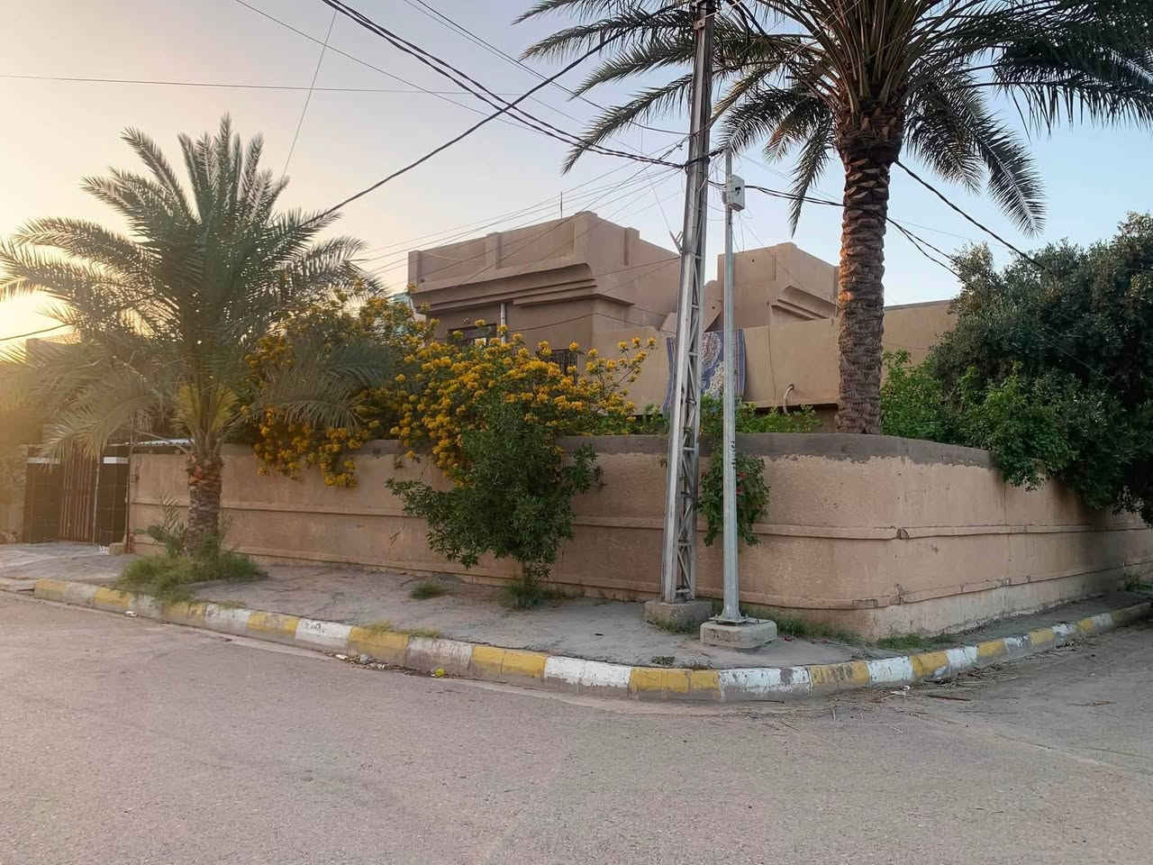فر‎صة مميزة للبيع – دار ركن في أرقى مناطق الصويرة (حي دجلة)
‎📍 الموقع: واسط / قضاء الصويرة / حي دجلة�منطقة هادئة جداً وقريبة من المدارس والسوق الكبير و ايضاً بالقرب من نهر دجلة، موقع مثالي للسكن العائلي الراقي وامامهُ مساحة خضراء خاصة بمكتبة الصويرة العامة

‎( المساحة 352 م² (حسب السند

‎على ارض الواقع 382�نوع العقار: طابو صرف 

‎ركن (زاوية بواجهتين ١٥م والاخرى ٢٢ م)� عدد الطوابق: طابقين + غرفة نوم بالطابق الارضي 

+٣ غرف نوم بالطابق الاول بمساحات كبيرة

 ومطبخ وهول واستقبال  ومجموعتين للصحيات داخلية 

‎و واحدة خارجية

‎

حديقة كبيرة �عرض الشارع:15  متر (شارع نظيف وهادئ)

‎بناء متين وأساس قوي�محدث داخلياً وقابل للسكن مباشرة�تصميم مريح وعملي للعائلة�موقع مميز بجانب مساحة خضراء وقريب من الخدمات�هدوء وخصوصية عالية بعيد عن الزحام

‎ الدار تعتبر خيار ممتاز للسكن أو الاستثمار بسبب موقعها وقيمتها المستقبلي

‎ السعر: عند الاتصال� 

‎للتواصل: خاص أو اتصال

***********
