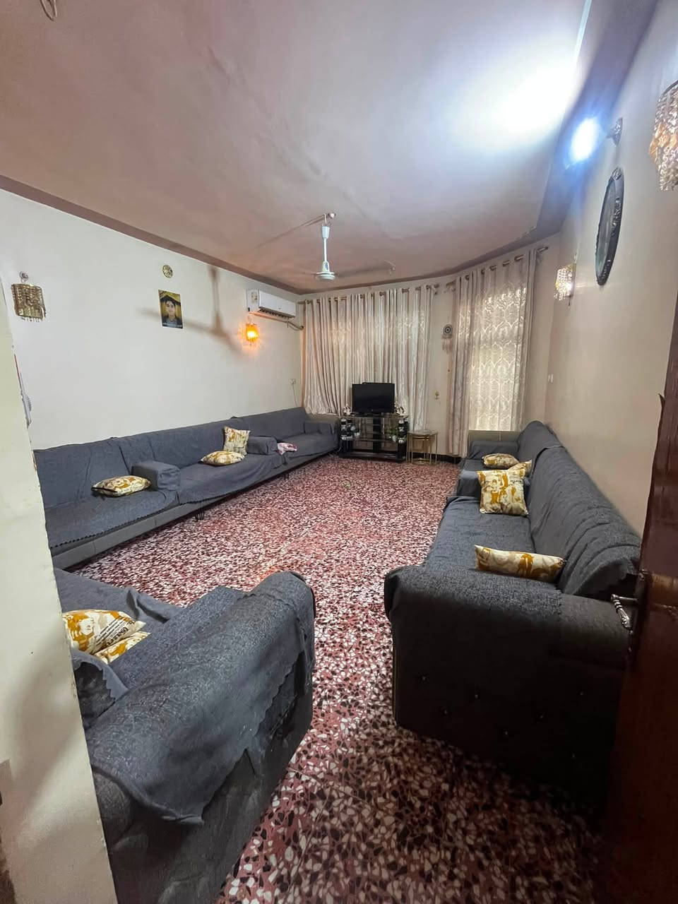 بيت ٢٠٠ متر البيع المكان في الجمجمة خلف المحكمة الجديد ايم المطاعم الجمجمة البيت متكون من ٤غرف نوم وستقبل وكندور ومطبغ  السعر ١٦٠ قابل التفاوض رقم ابو البيت *********** طابو زراعية سند ٢٥
