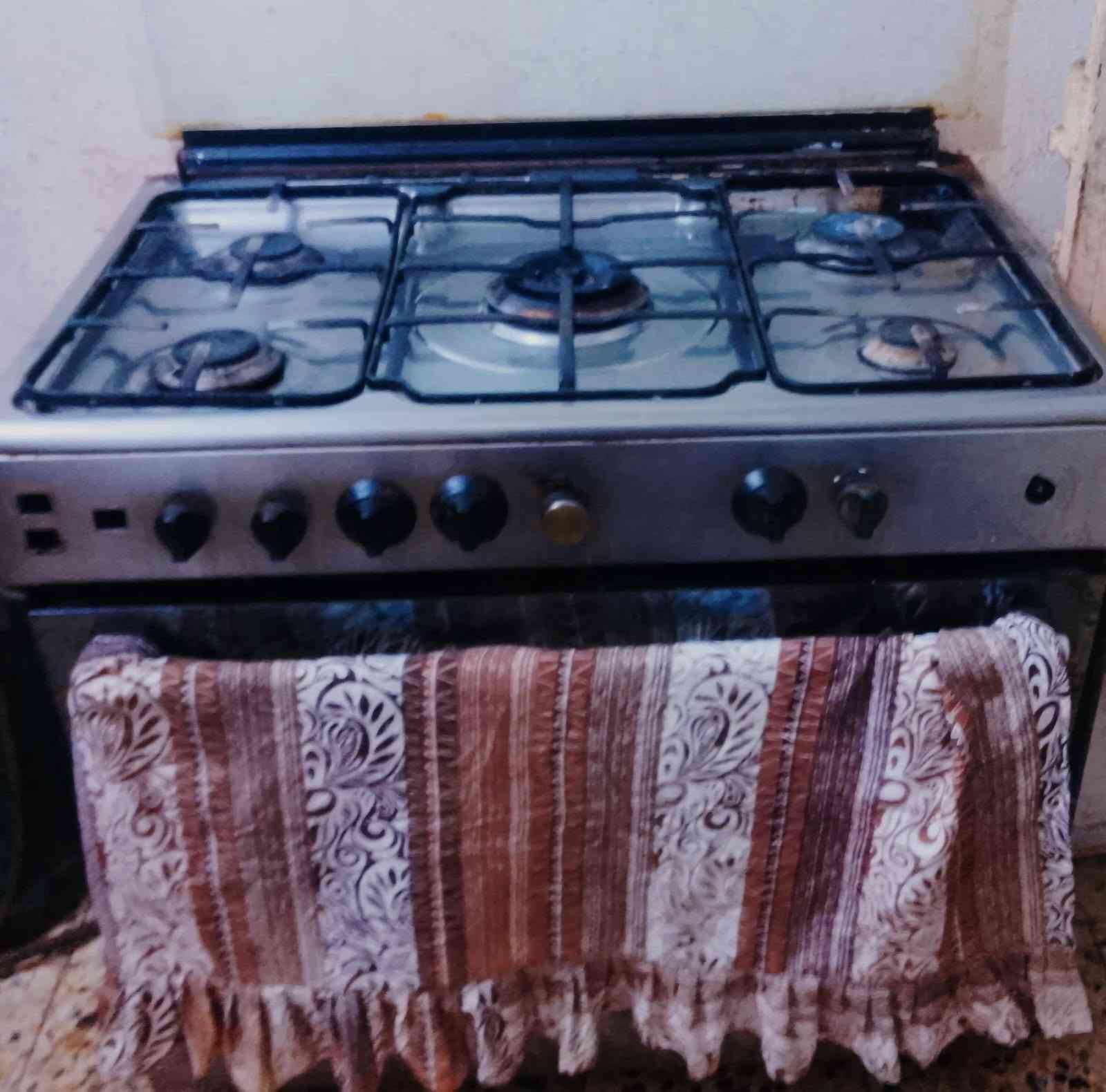 سلام عليكم طباخ للبيع شغال. سعره 100 وبي مجال ***********
