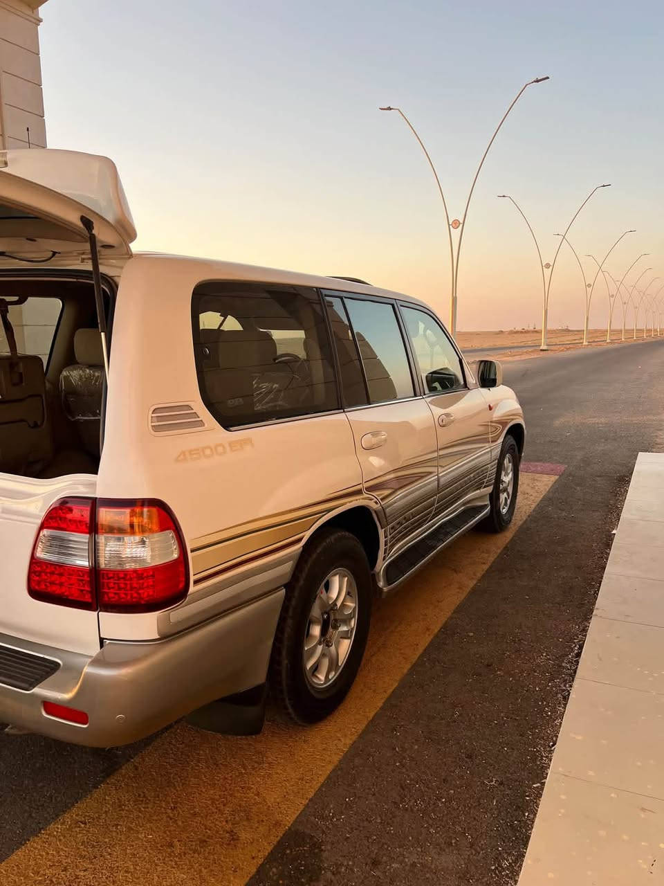 موديل 2005
سبعه راكب 
سته سلندر 4500 حجم المحرك GXR
ثلاجه 
دبل تانكي 
فتحه سقف
تخم تاير جديد
الضرر بارد من التكمه مال السايق شبر بارد 
السعر 19 الف دولار 
رقم ***********
