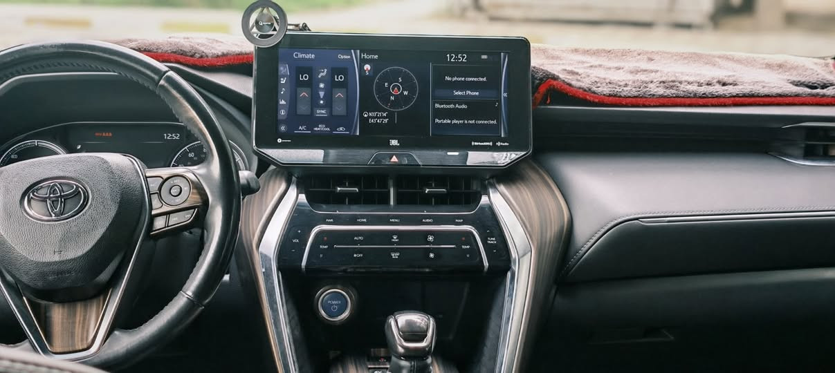 السلام عليكم 
للبيع  Toyota Venza 2021 XLE

 اللون: أحمر
 الموديل: 2021
 الممشى: 45,000 كم
 المحرك: 2.5 هايبرد
 الدفع: AWD دفع رباعي
 القير: أوتوماتيك CVT

 مواصفات وتجهيزات السيارة:

 الداخلية والراحة
• داخلية جلد
• كشنات كهربائية
• تدفئة وتبريد للكشنات
• سستم صوت JBL
• كونترول لمس
• جام 4 أبواب أوتو
• تبريد ما شاء الله ثلج 
• مرآة وسطية عاكسة للضوء
• صندوق كهربائي ذكي
• البيبان والصندوق فتح بصمة
• ترحيب عند الاقتراب من السيارة

 الأمان وأنظمة القيادة
• حساسات أمامية وخلفية
• كاميرا
• رادارات 360 درجة
• مانع تصادم أمامي وخلفي
• توقف ذاتي أمامي وخلفي
• نظام مساعدة/قيادة ذاتية
• أنظمة Toyota Safety Sense
• أنظمة الثبات والفرامل الإلكترونية
• عدة وسائد هوائية

 الإضافات
• سبايدر خلفي
• راكات بلادية
• جنوط ألمنيوم
• دفع رباعي AWD
• نظام هايبرد اقتصادي

 حالة السيارة
• الصبغ: جاملوغ + الباب الأمامي اليمين + البنيد+ لباب الخلفي 
• السيارة واضحة بالفحص وما بيها إخفاء للملاحظات
• مناقصة كلشي والحمدلله
• الصيانة باستخدام دهن Amsoil الأمريكي الأصلي
• بنزين فقط محسن

 سيارة نظيفة ومواصفاتها عالية، والممشى 45 ألف كم.

رقم الشاصي وصور الحادث مع الصور 

 للتواصل: ***********

185 ورقه وبيها مجال
