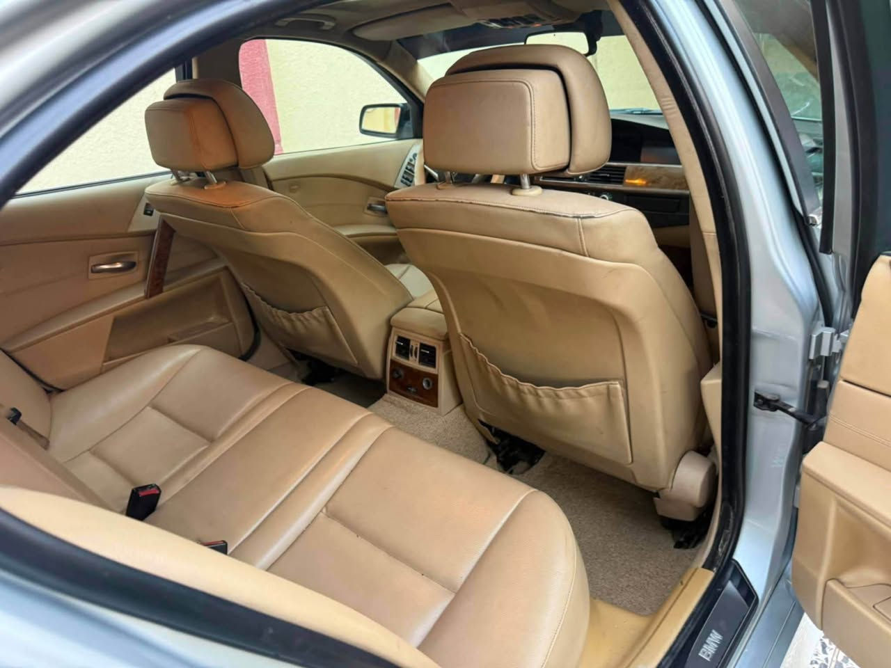 السلام عليكم 
Bmw 530i n52  نوزل قصير قبغ اسود 2007
محدث بالكامل 2010  مصبوغ بدون دكة جاكوج كفاله من الضربة بيها كم قطعه صبغ ابيعلك عام 
كت كامل M
مكينه وكير  30   جديد 
مال حاوية قبل شهر شادهن 
صدر امامي خلفي ممتاز 
هزة وفحص جديد تحويل ثاني يوم
شاشة كار بلي اصلي 
تحكم ماوس  
داخل بيجي فتحة سقف سلايت 
السيارة جاهزة وبدون برغي نقص 
وهواي مصروف عليها 
115 
*********** بغداد, العراق

