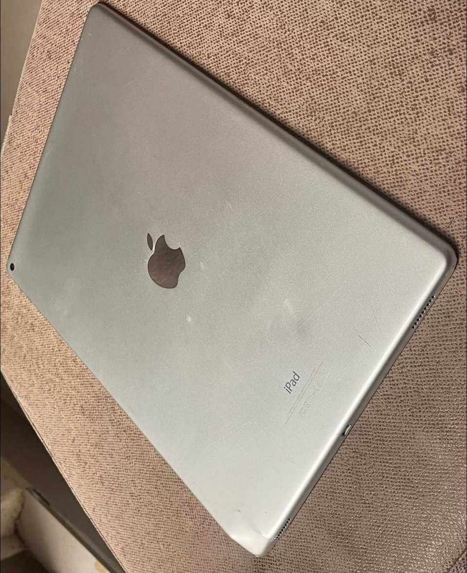 للبيع ipad pro 12.9 اكبر حجم شاشه 
الجيل الاول 1st generation 
ذاكرة 32 
اللمس شغال 
كسر بالكلاس وعواج بالشاصي من الحافة 

*********** واتساب فقط 

السعر 120,000
