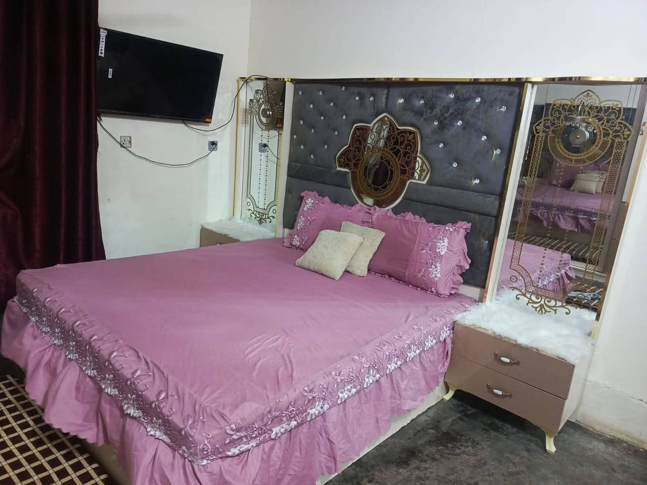 غرفه للبيع نضيفه فقط كسر مرايه الكنتور مثل ما واضح ***********بصوره سعرها ٤٠٠وبيها مجال اتصال

