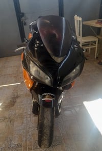 للبيع CBR1000RR مكان الرمادي التواصل 07858808920