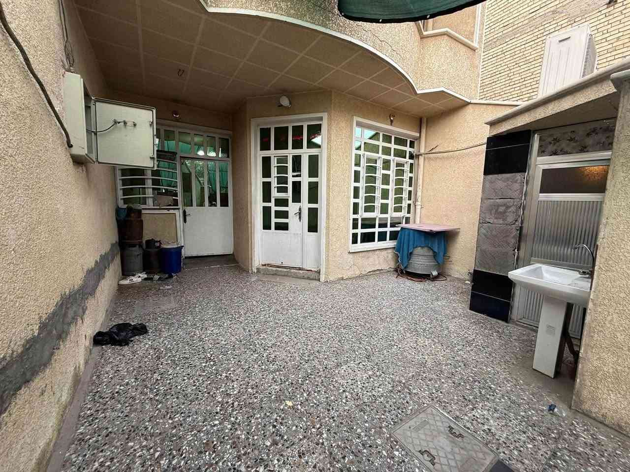 الدار للبيع 🏠 السعر 255 مليون وبي مجال 💵
العنوان الشعب شارع الأسواق المركزية مقابيل كلية الامام الكاظم عليه السلام🌹
المساحة 108 م🏠 مدخلين👌
البيت ثلاث طوابق👌
يحتوي الطابق الارضي على كراج سيارة وخدمات خارجية واستقبال ومطبخ معزولات وهول ومنور وخدمات وغرفة نوم 
ويحتوي الطابق الثاني على ثلاث غرف نوم وخدمات ومكان غسالة وبيتونة وسطحين
للاستفسار اكثر يرجى الاتصال على الرقم التالي (متواجد هذا الرقم على الواتس اب والفايبر والماسنجر *********** )
او الاتصال على الرقم الاخر 
***********
او زيارة مكتب تبارك للعقار والمقاولات الكائن في شارع الاسواق المركزية قرب مطعم ميامي
