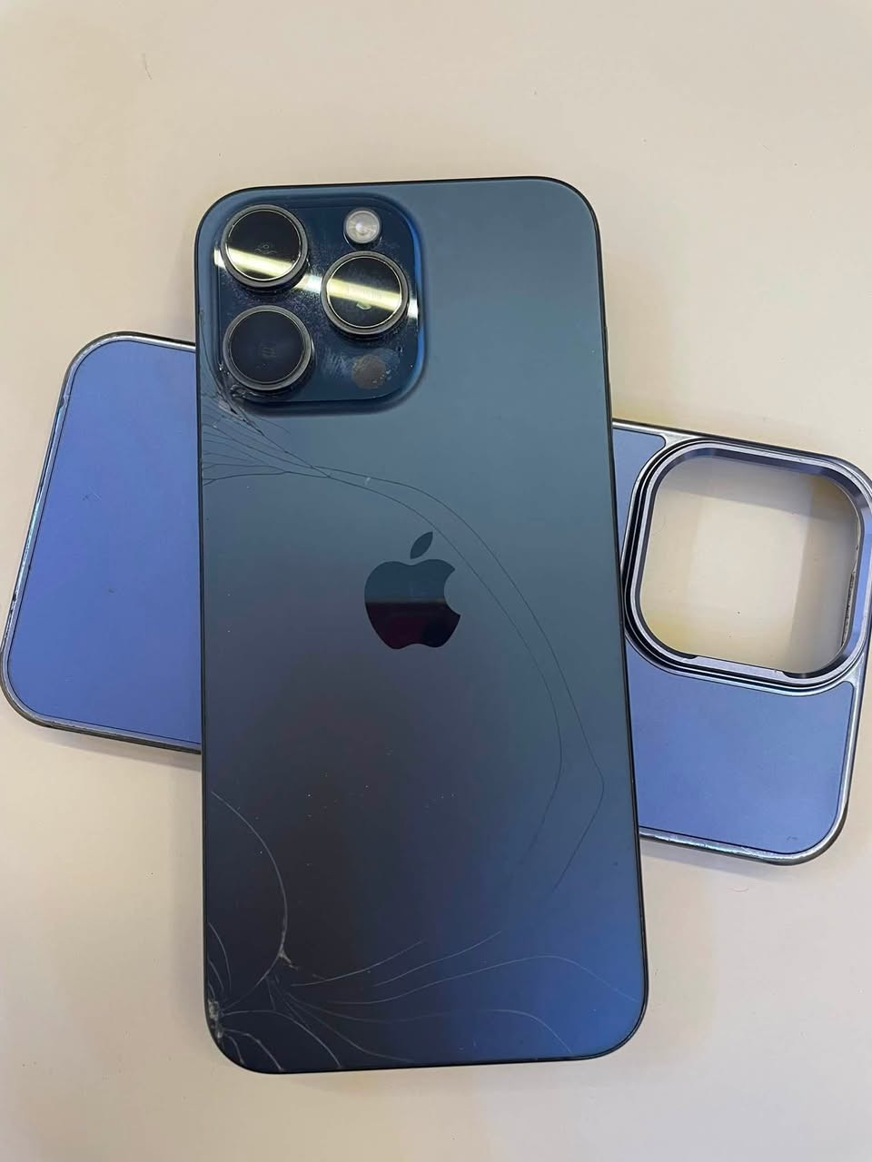 السلام عليكم (للبيع)
آيفون15Pro Max
بطاريه 81
ذاكره 256
رقم الطراز عربي A/AA
فقط الضهر مكسور غير خاضع لأي صيانه 
السعر 850 قفل مكاني العلم 
***********
