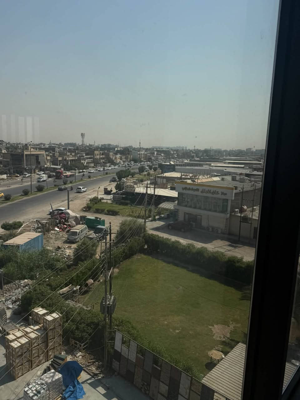 طابق ثالث للايجار المساحه 300 م
العنوان العامريه شارع البصره 
الاتصال ***********
