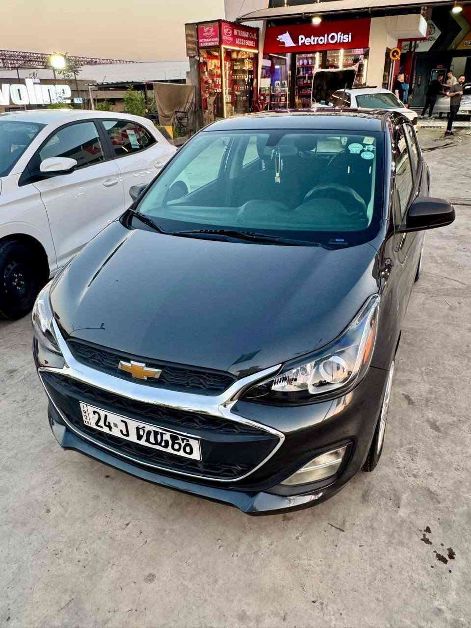 السلام عليكم
🚗 للبيع شفر سبارك موديل 2021

🔹 الحالة: ممتازة
🔹 الموديل: 2021
🔹 المكينة: 4 سلندر
🔹 المسافة المقطوعة: 27,500 سياره ما مشيه تعتبر 
🔹 المكان: الموصل
🔹 السعر: 98 ورقة 💵 وقابل للتفاوض
🔹 السيارة: مال بيت 🏠
🔹 التصرف: دينار متصرف

📌 للعلم: السيارة مثل ما موضح بالسونار، باب النفر مبدل فقط، وما عدا ذلك السيارة بحالة ممتازة.

📞 للتواصل: ***********
