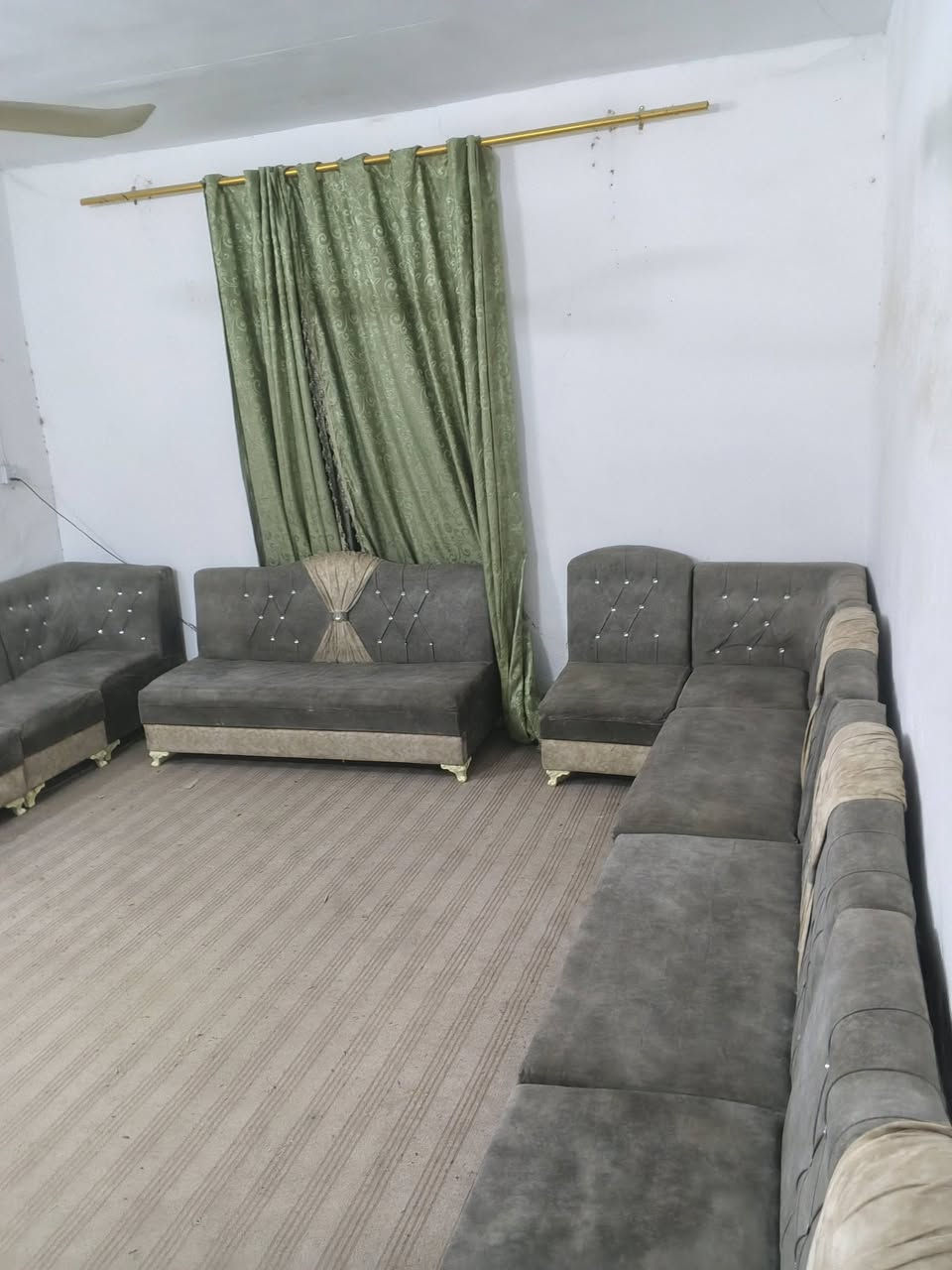 ديوان عشرين مقعد نضيف السعر 240العنوان بابل الحمزه الغربي الحي العسكري الاستفسار ***********
