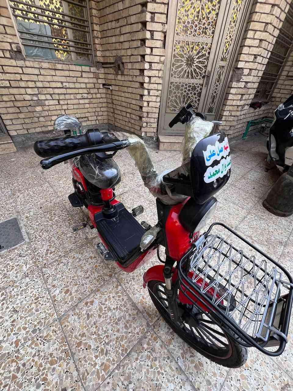 دراجه حجم 20 شركة ريان الاصلي المعروفه اطارات جدد باتريات جدد خمسه على وضع الشركه الدراجه بلاديه + ريموت كنترول يعني بصمه مو سويج + خاصية التشغيل عند بعد وبلوتوث صوت شغال اناره جانبيه وشاشه اجدي زاهية الاوان السعر 225الف وبيها مجال جداً بسيط مع شاحن اصلي (موقعي:بغداد الشعب) 
للتواصل ***********
