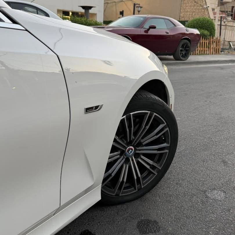 BMW 330e M 2022
السيار ام بكج بلاد اصل محرك 2.0 تون تيربو 
بيها 4 انضمة قيادة 
1- هايبرد 
2 كهرباء بالكامل 
3 سبورت تشتغل محركين الكهرباء و البانزين تنطيك 292 هورس بور 
4 باتري كنترول

تكدر تشحنها بالبيت عن طريق الشاحنة او تغير وضعية القيادة الى باتري كونترول تنطيك 45- الى 50 كليو الشحنه الوحدة 

 داخلة كلين للعراق و هنا صار بيها صبغ بنيد و جاملغ صور الحادث موجوده بالمنشور 
مكان السيارة بغداد 
السيارة ماشية 54 الف 
بيع او مراوس bmw 530 او bmw X5

رادار امامي 
رادار خلفي 
رادار جانبي 
قيادة ذاتية 
حساس امامي 
حساس خلفي 
بصمة تشغيل وابواب وترحيب عند الاقتراب 
كامرة خلفية 
تحديد مسار 
كشنات كهرباء 
داخل متغير انارة بلادية
سايد بريك بصمة 
كشنات خزن 
شفتات سترين 
مري شفط 
نفطة عمياء 

السعر 24,200$ 

***********
