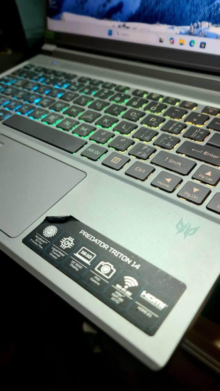 السلام عليكم
لابتوب الكيمنك النادر من Acer باعلى فئه ال
Pradetor TRITON 14 
الجهاز نضافه ٩٩% نضافه عاليه بالكراتين مالاته جاهز بدون خلل
ياتي بعتاد الاتي

لابتوب صغير الحجم ١٤ انش فقط وزن جدا خفيف سهل التنقل 
بشاشه بدقه QHD معدل تحديث 165HZ 
خامه WUXGA P3-100%SRGB الوان زيتيه نقيه 

معالج خارق من انتل
ياتي CORE I7 من الجيل الثالث عشر نسخه 13700H ياتي ب20CPU وحده معالجه مركزيه 

كرت شاشه تحفه من انفيديا 
RTX 4050-6Gb DLSS4.5 + FRAME GEN 

كلاهما مدعم ب LIQUID METAL خواص التبريد السائل بارد جدا تحت اي ضغط

خواص الADVANCED MUX SWITCH  امكانيه استخدام اللابتوب باعلى اداء بدون وضعه على الكهرباء 

رامات سعه 16GB نوع DDR5 سرعه عملاقه 6000MHZ 
هارد 512M.2 قابل للتطوير 

نضام ضوئي لكل زر خاصيه لونيه وصوت محيطي من DTS X ULTRA 

بطاريه ٣ ساعات وحسب 

ملاحضه : يوجد اسفل قاعده اللابتوب طخه خفيف غير مؤثر على شيء من الاسفل تكون 

السعر مليون و ٨٥ الف فقط نهايته شباب 
بغداد قرب البياع و متوفر التوصيل 
تواصل***********

