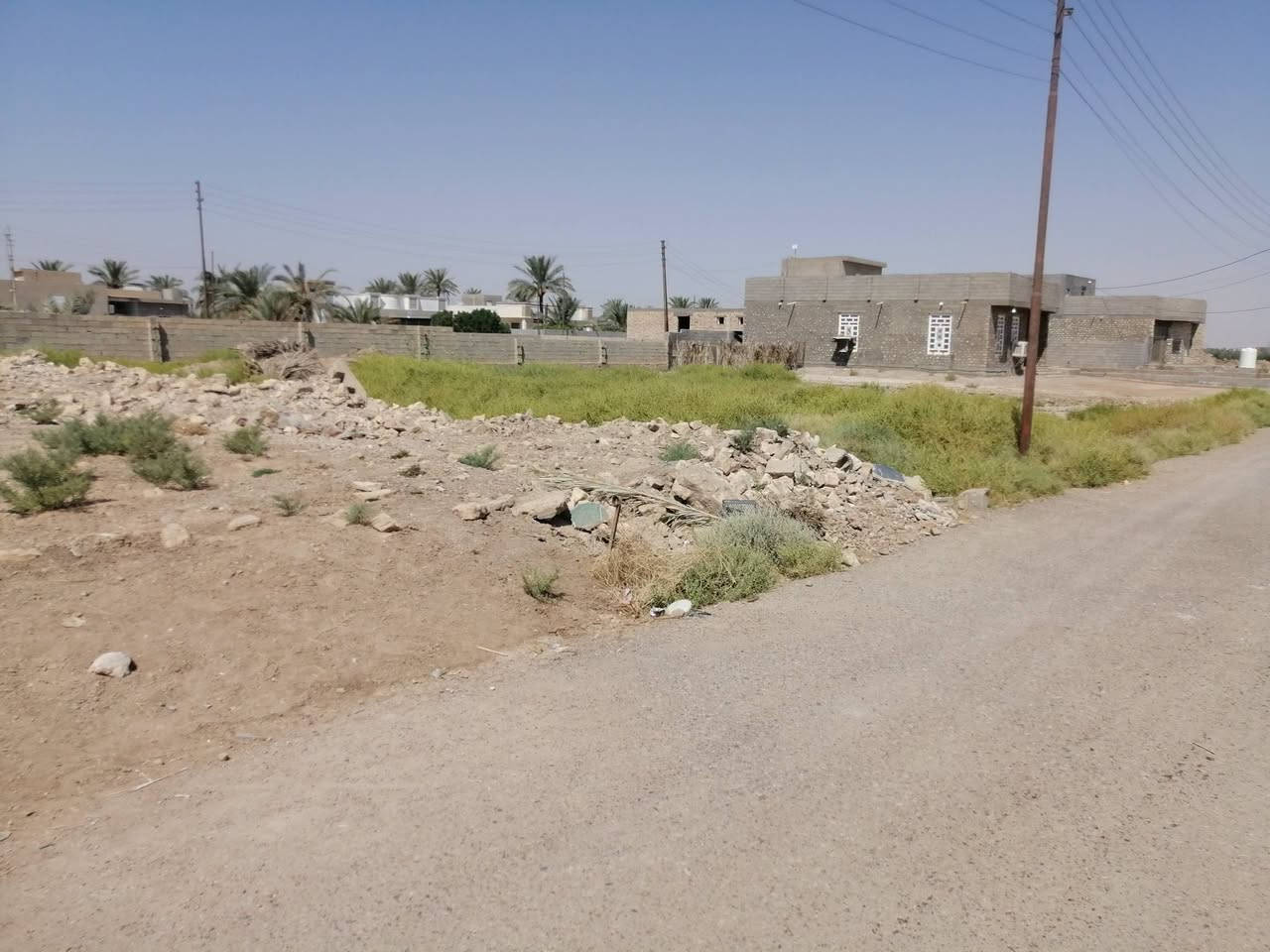 🏡 قطعة أرض سكنية للبيع – فرصة مميزة لبناء بيت العمر 🏡

📐 المساحة: 950 متر
📏 الواجهة: 25 متر
📏 النزال: 38 متر
📜 طابو زراعي سند 25

📍 الموقع: الرمادي – ناحية اليرموك – منطقة زنگورة – قرب جامع الهدى.

✨ تقع الأرض داخل منطقة سكنية هادئة ومريحة، ومتوفر فيها جميع الخدمات:
💧 ماء
⚡ كهرباء
🛣️ تبليط
🏫 مدارس
🏛️ بلدية

✅ الأرض مدفونة وجاهزة للبناء والسكن بالوقت الحالي، يعني ما تحتاج تنتظر أو تتحمل تكاليف دفن وتجهيز إضافية.

🏠 إذا ما عندك أرض وتريد تبني بيت العمر، هاي فرصتك… تعال أخذها هسه ولا تتأخر!
موقع هادئ، خدمات متوفرة، ومساحة ممتازة لبناء بيت مريح مع حديقة ومرافق حسب رغبتك.

📞 للسعر والاستفسار:
📱 *********** واتساب
📱 *********** واتساب
📩 أو مراسلة صفحة المكتب

🏢 مكتب عدنان العسافي للخدمات العقارية
📌 نستقبل جميع العروض العقارية في مدينة الرمادي.

#أرض_للبيع #أراضي_للبيع #عقارات_الرمادي #عقار_الرمادي #الرمادي #ناحية_اليرموك #زنگورة #زنكورة #أراضي_زنگورة #أرض_سكنية #قطعة_أرض #بيت_العمر #بناء_بيت #سكن #أراضي_سكنية #عقارات_الأنبار #عقارات_العراق #أملاك #استثمار_عقاري #استثمار #طابو_زراعي #سند_25 #تحويل_مباشر #ماء #كهرباء #تبليط #مدارس #بلدية #أرض_مدفونة #جاهزة_للبناء #مكتب_عدنان_العسافي #الخدمات_العقارية #عروض_عقارية #عقارات_اليرموك #بيوت_الرمادي #أراضي_الأنبار #للبيع #فرصة_عقارية
