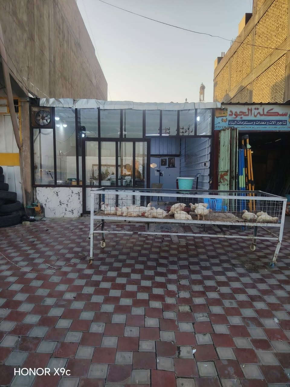 سلام عليكم محل دجاج لل بيع كربلاء التحدي المحل خير من الله شغلا بس ما متفرغيله اخون مكلف بل نشر صاحب المحل *********** السعر اتصال
