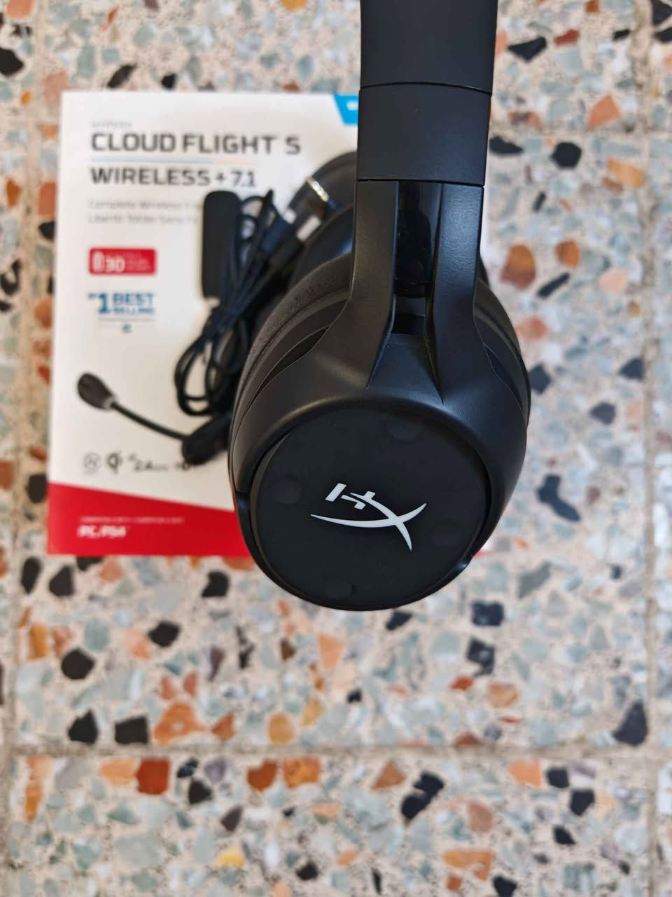 للبيع هايبر اكس كلاود فلايت اس وايرليس مستعمل نظيف جدا (HyperX Cloud Flight S Wireless)

سماعة ألعاب لاسلكية احترافية من هايبر اكس HyperX، بحالة نظيفة جداً واستعمال شخصي قليل البطارية بعدها ميه بالميه 30 ساعه، فقط جلد الرأس الهيدباند واكع منه اثر التنظيف موضح بالصور وتكدر تبدله بالصناعه او اي احد عنده اكسسوارات سماعات.

السماعة تعمل بشكل ممتاز، وجميع الوظائف والأزرار والمايكروفون والاتصال اللاسلكي شغالة، وتأتي مع الكارتون الأصلي وجميع الملحقات.

 أهم المميزات
 اتصال لاسلكي 2.4GHz
اتصال سريع ومستقر بدون تأخير ملحوظ، عن طريق USB Wireless Adapter.

 صوت قوي وواضح
درايفرات بحجم 50mm تعطي صوتاً واضحاً وقوياً للألعاب، الأفلام والموسيقى.

 تقنية Virtual 7.1 Surround Sound
صوت محيطي افتراضي يساعد على تحديد اتجاه الخطوات، الطلقات والأصوات داخل الألعاب.

 عمر البطارية يصل إلى حوالي 30 ساعة حسب مستوى الصوت وطريقة الاستخدام.

 شحن لاسلكي Qi
تدعم الشحن اللاسلكي باستخدام قاعدة شحن متوافقة مع معيار Qi، بالإضافة إلى الشحن عن طريق USB.

 مايكروفون قابل للفصل
مايكروفون Noise-Cancelling قابل للفصل، مع زر لكتم الصوت ومؤشر LED.

 تقنية Mic Monitoring
إمكانية سماع صوتك أثناء التحدث.

 التحكم بصوت اللعبة والمحادثة بشكل منفصل
يمكن تعديل توازن Game / Chat مباشرة من السماعة.

 أزرار تحكم مباشرة على السماعة
التحكم بالصوت، التشغيل، كتم المايك، تشغيل/إيقاف 7.1 وغيرها بدون الحاجة لاستخدام الحاسبة.

 وسادات أذن مريحة مناسبة لجلسات اللعب الطويلة.

 برنامج HyperX NGENUITY
إمكانية تخصيص بعض إعدادات السماعة والأزرار من خلال البرنامج.

 المواصفات الاخرئ
• مدى الاتصال: يصل إلى 20 متر تقريباً
• الاستجابة الترددية: 10Hz – 20kHz
• المقاومة: 32Ω
• الوزن: حوالي 310g
• الوزن مع المايكروفون: حوالي 320g

 المحتويات

 السماعة HyperX Cloud Flight S
 المايكروفون الأصلي القابل للفصل
 USB Wireless Adapter الأصلي
 كيبل الشحن USB
 الكارتون الأصلي
 جميع الملحقات الأصلية الموجودة معها

 الحالة
 نظيفة جداً واستعمال شخصي قليل
 بدون كسر
 الصوت يعمل بشكل ممتاز
 الاتصال اللاسلكي يعمل بشكل ممتاز
 المايكروفون يعمل بشكل ممتاز
 جميع الأزرار والتحكمات تعمل

 الموقع: بغداد، الغدير قرب الربيع سنتر

 السعر: 115،000 دينار عراقي بي مجال بسيط جدا

 المعاينة والتجربة متاحة قبل الشراء.

 يوجد توصيل لبغداد المحافظات

 للمهتمين، مراسلة خاص او على رقم الهاتف 
*********** بغداد, العراق
