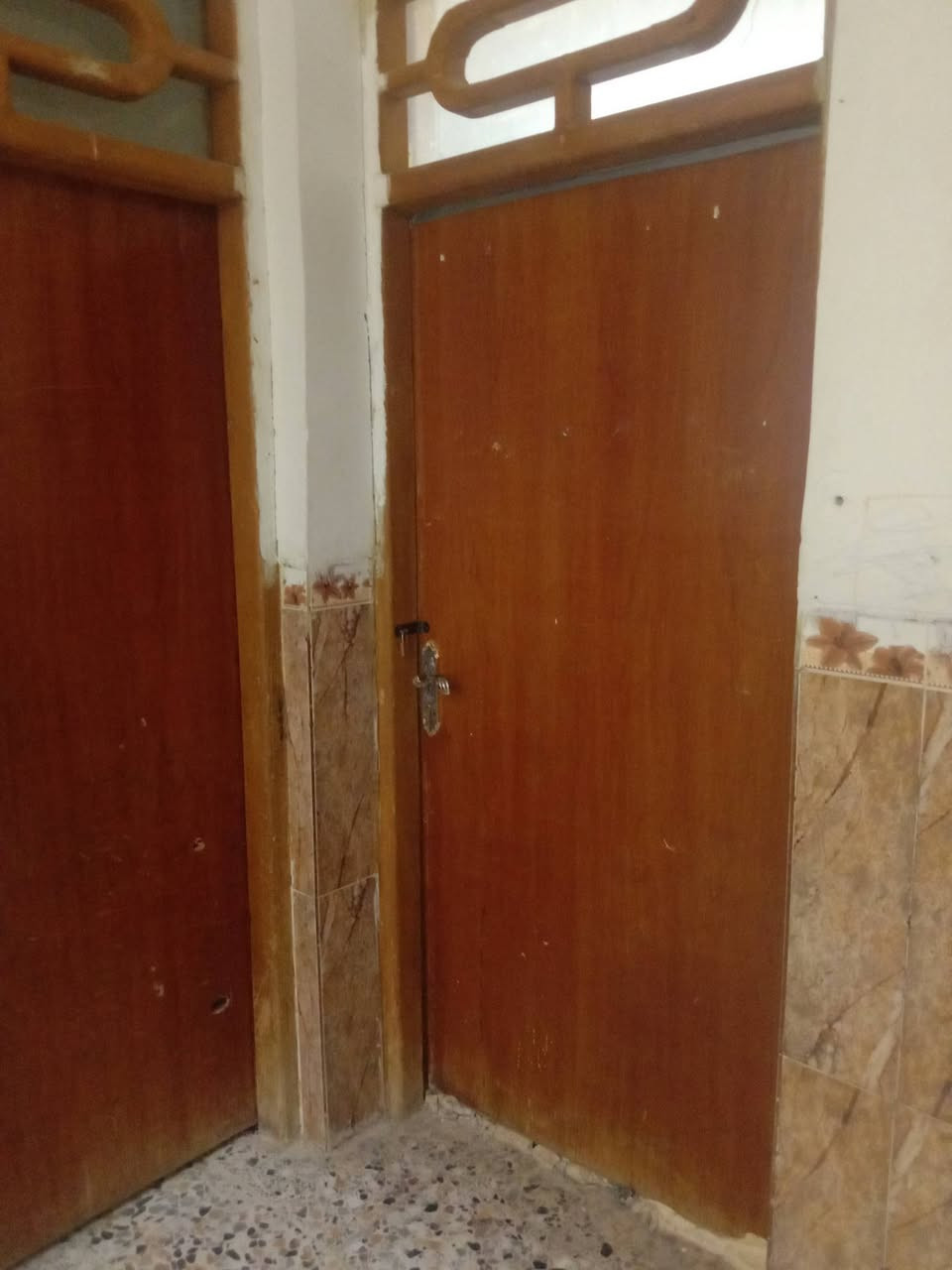 100 مربعه طابقين اربع غرف نوم 3فوك وحده جوه استقبال مطبخ صحيات فوك وجوه البيت بناء 2017 الخاجيه شارع افران الاغاني قرب مدرسه ام سلمه بالخدمات البيت حر ممطلوب للبيع السعر 150وبي ومجال اتصل *********** البيت فارغ ممسكون
