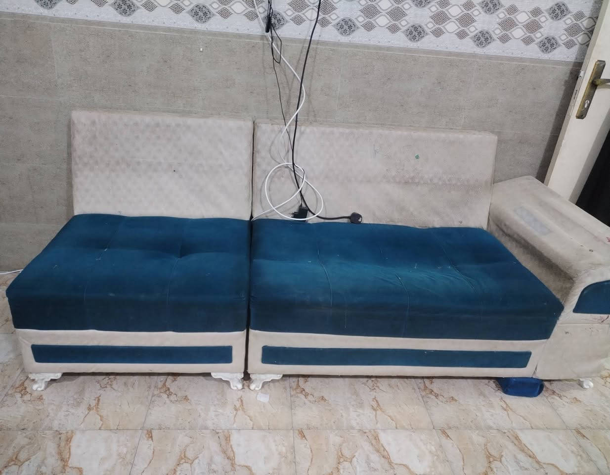 للبيع
ميز بلازمه +تلث قطع ديوان طول القطعه متر ونص.
***********
