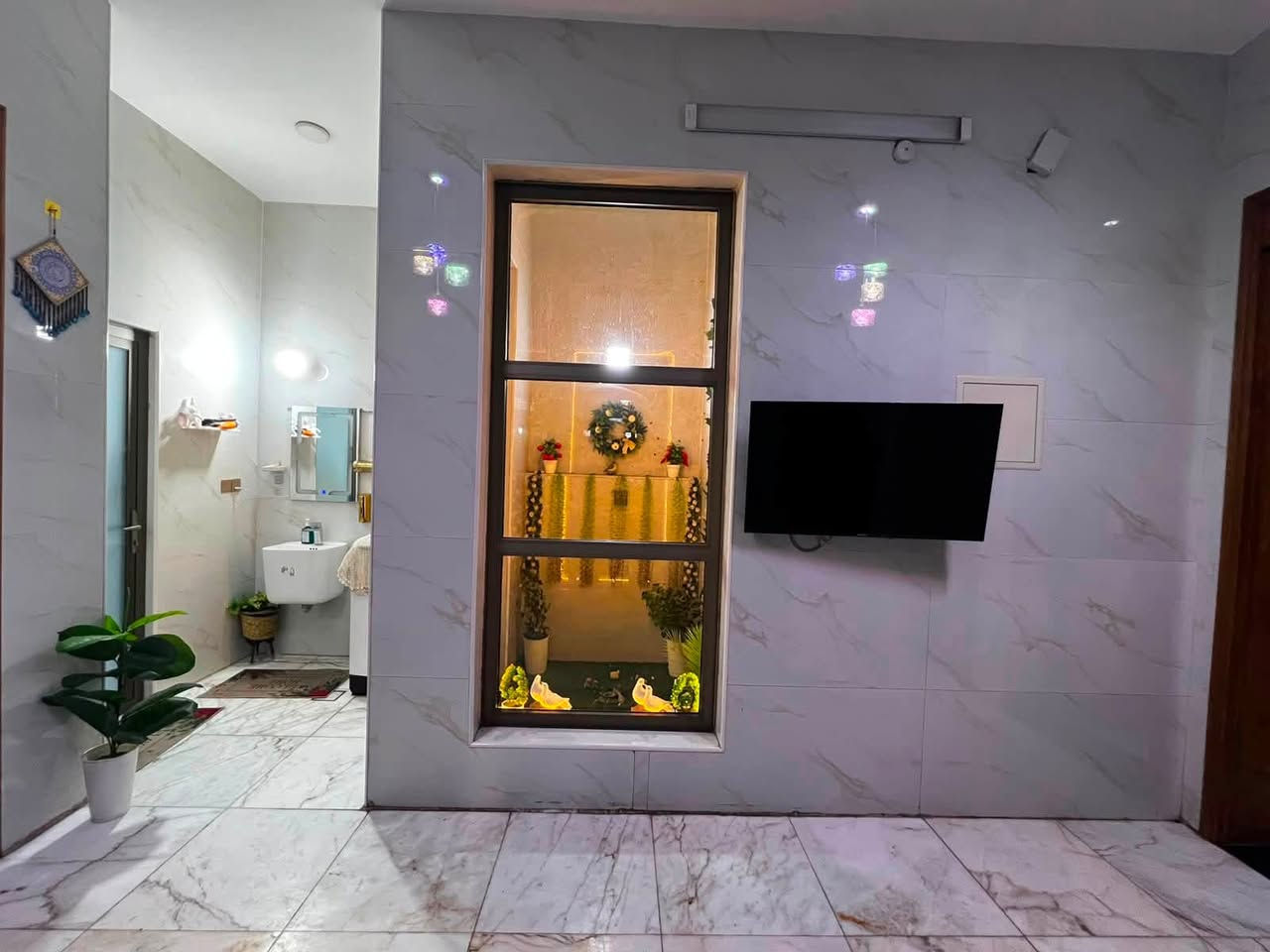 🚨 بيع مستعجل  دار حديثة للبيع 🚨
🏡 فرصة مميزة للجادين

دار سكني 3 طوابق، بناء حديث سنة 2025، بتصميم عصري وتشطيبات حديثة ومميزة.

✨ المواصفات:

* 🏘 3 طوابق بتصميم حديث.
* 
🏢* الطابق الاول استقبال مع مطبخ  حار بارد مع صاله مع غرفه منام مع   خدمات كامله 
* 
* 🚿 الطابق الثاني ول ثالث  نظام سويت: الطابق الثاني ٣ غرف  
 الطابق الثالث غرفه مع صاله  
* 🪨 ملاحضه الطابق الأرضي  (( مرمر ))
* ✨ الطابق الثاني والثالث  (( بورسلين ))
* 🏗️ بناء حديث سنة 2025.
* 💡 تجهيزات وتشطيبات عصرية.
* 🌟 تصميم راقي واستغلال ممتاز للمساحات.
* 🔑 مناسب للسكن العائلي أو الاستثمار.
* 📐 المساحة: 150 متر.

📍 الموقع: فلكة صباح الخياط، خلف مثلجات الملكة، في شارع هادئ ومميز.

💰 البيع مستعجل  والسعر قابل للتفاوض 

📞 للتواصل والاستفسار:
***********
***********
