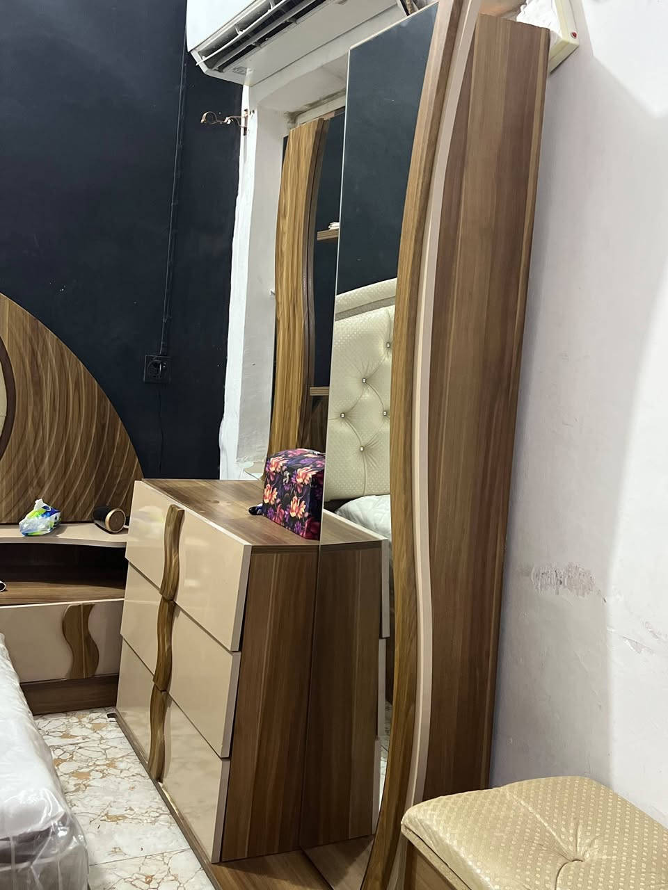 السلام عليكم عندي غرفه للبيع سعره 400الف نظيفه الرجاء الاستفسار أكثر على الرقم التالي ***********
