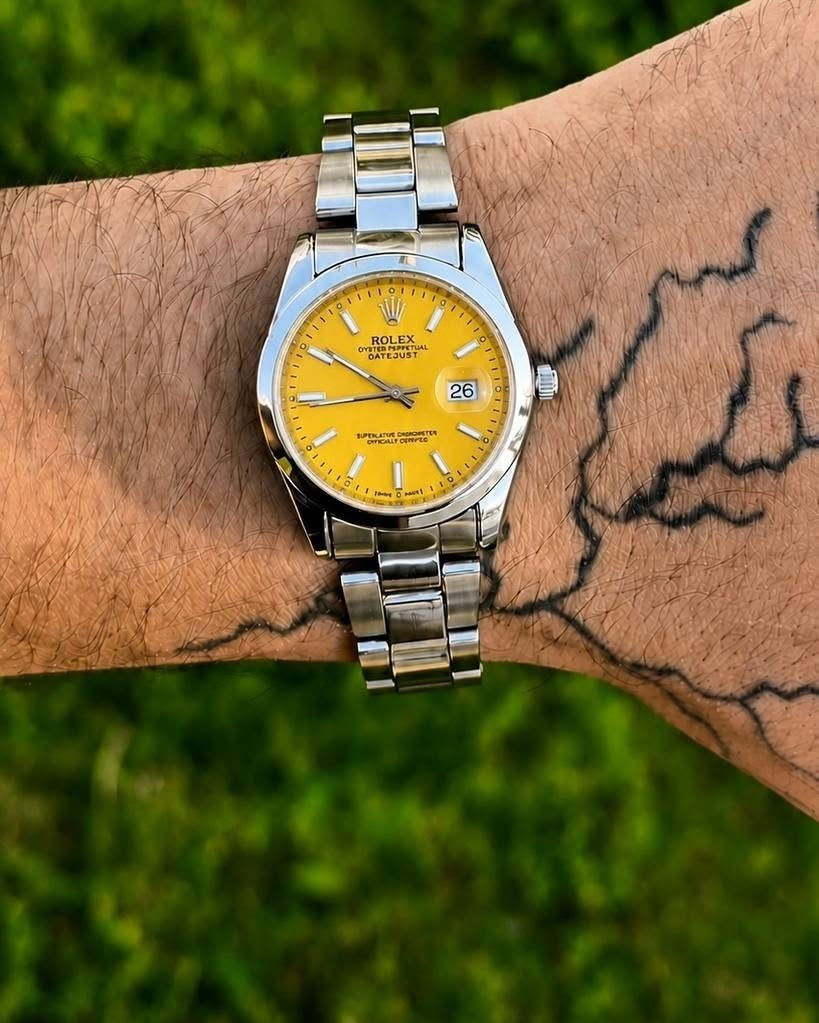 ✨ ساعة رولكس ديت جست (Rolex Datejust) - الشكل الناعم (Smooth Bezel) ✨
الفخامة والأناقة اللي تناسب كل إطلالاتك، بتصميم كلاسيكي عصري يلائم الرجال وللجنسين (Unisex) ⌚🔥
المواصفات والمميزات:
📅 منفذ التاريخ: نافذة لعرض التاريخ عند موضع الساعة 3 مجهزة بعدسة مكبرة واضحة.

⛓️ الهيكل والسوار: ستانلس ستيل بالكامل مقاوم للصدأ والتآكل مع سوار أويستر أنيق ومريح لليد.

💡 المينا والمؤشرات: عقارب ومؤشرات واضحة ومضيئة في الظلام مع شعار التاج الأيقوني.

🔒 القفل: قفل أويستر محكم وعملي.

🎨 الألوان المتوفرة:
🖤 الأسود الكلاسيكي
💛 الأصفر المميز
💙 الأزرق الملكي
🩵 التركواز / التيفاني
💰 السعر: 15,000 دينار فقط 🔥
🚚 التوصيل: 3,000 دينار فقط لكل المحافظات 📦
🛍️ للطلب والاستفسار:
📩 يرجى مراسلة الخاص (الدايركت).
📞 أو الاتصال / واتساب على الرقم: ***********
#ساعات #ساعات_رجالية #ساعة_رولكس #ديت_جست #ساعات_عراق #عروض #تسوق_اونلاين #بغداد #العراق #اناقة #اكسسوارات_رجالية
