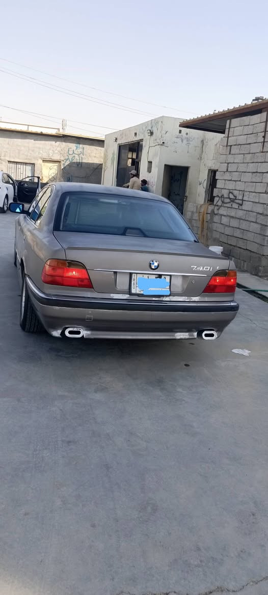 السلام عليكم اخوان للبيع بي ام خفاش موديل 98 محدثه 2000 مكينه وكير  44 سياره جاهزه تبريد ثلج جام كهرباي اضافة برده خلفيه كهربائيه برد بيبان خلفيه تخم تاير جديد لايت زينون شلعة ومعدل سياره جاهزه وخير ومن الله السعر 75 وبيه مجال لطيبين مكاني ديوانيه مركز. التوصل ***********

