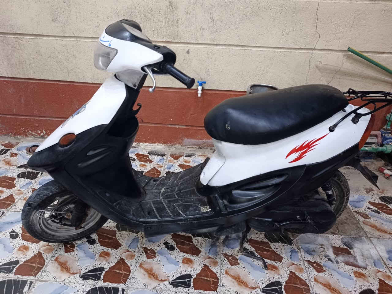 دراجه تسعه زروف للبيع الدراجه كامله من الطول لطول المكينه مامفتوحه سلف وهندر تشتفل كهرباء كله شغاله عينه شغاله مابيه اي نقص الشراي يتصل ***********العنوان المدينه الهوير
