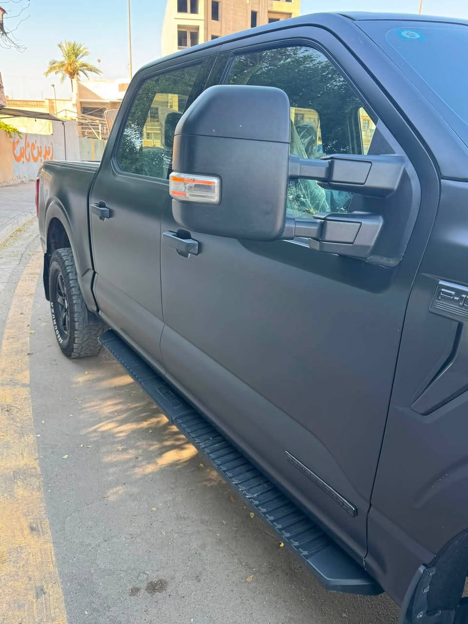 🛻 للبيع: فورد F-150 XLT PowerBoost Hybrid موديل 2022
السياره عليه تغليف بي بي اف  شفاف مات بي ضمان 10 سنوات 
وتايرات جبليه 
وترفيع بأميركا 3 انج
 نظام فورويل Drivetrain 4x4.
 المحرك: 3.5L Twin-Turbo V6 EcoBoost مع نظام PowerBoost Hybrid (أداء قوي جداً واقتصادي ممتاز في استهلاك الوقود).
 ناقل الحركة: أوتوماتيك تعليك 
 الفئة: XLT.
 الممشى 116791 الف كيلو وقابل للزياده
 اللون الخارجي: [اسود ].
 اللون الداخلي: [رصاصي].

 (مولد كهرباء مدمج للتشغيل والرحلات). ينطيك 30 امبير حقيقي
 وضعيات قيادة متعددة
 (Eco, Normal, Tow/Haul, Eco, Slippery, Mud/Ruts, Deep Snow/Sand).
 شاشة تشغيل كبيرة تدعم Apple CarPlay و Android Auto نظام SYNC 4.
 كاميرا خلفية مع حساسات مساعدة على الركن.
 نظام تثبيت السرعة ومكابح طوارئ تلقائية ونظام التنبيه عند الخروج من المسار.
📌 حالة السيارة والفحص:
 الحادث باب البدي الخلفي تبديل وكاله + تعديل جاملغ الايمن الخلفي
مكان السياره بغداد الغدير
السعر 260 وبيه مجال للشراي
سونار للسياره موجود 
رجاء اخوتي الي يشوفه غاليه خلي يعبر المنشور السياره ضربته شبه كلين 
رقم الهاتف ***********
