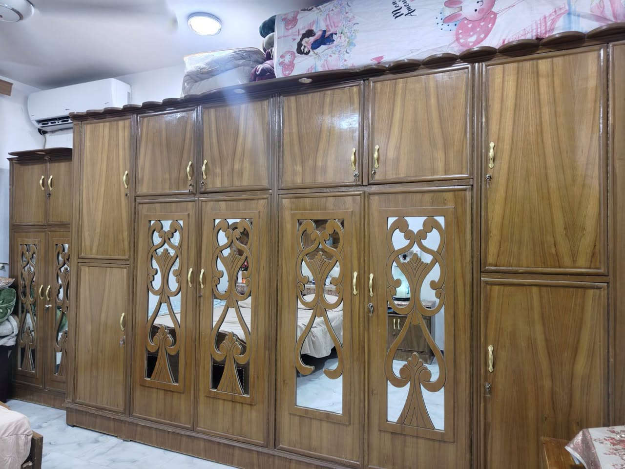 السلام عليكم غرفه اخشاب للبيع كامله نجاره عراقيه 
السعر مليون ونص تواصل على رقم ***********
