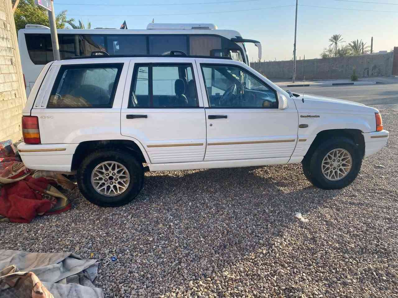 جيب شيروكي موديل 95
سيارة نظيفة وحلوة 
سعرها 40 
گشرها كلش نظيف وحلو
طخم تاير وحدادية توني مسويها 
محرك وگير بلادي وكهرائيات شغالة
مكاني بصرة/ بني مصور 
هاتف واتساب ***********
السيارة بسمي سنويتها لل ٢٩
وكالة او تحويل
