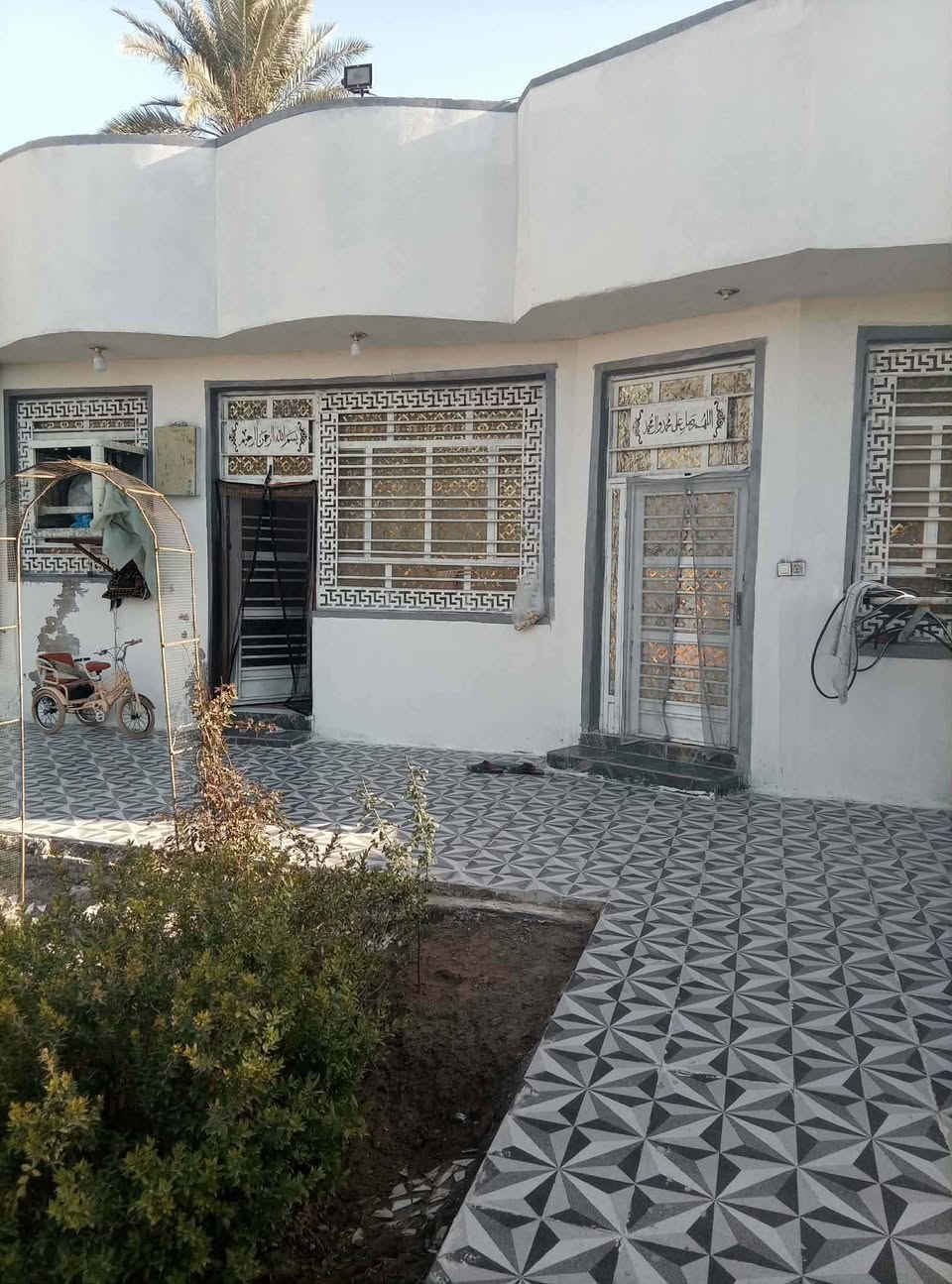 بيت زراعي سند 24 طابق واحد حديث الف متر مع مزرعه بكل الفواكه والخضار غرفتين ومجمع صحيات ومنزع صاله كبيرة وهول  وبيتونه يمكن تكون غرفه ثالثه لاستفسار *********** عنانه فرع علي البكري تبليط للباب يمكن استخدامه كمزرعه تجاريه
