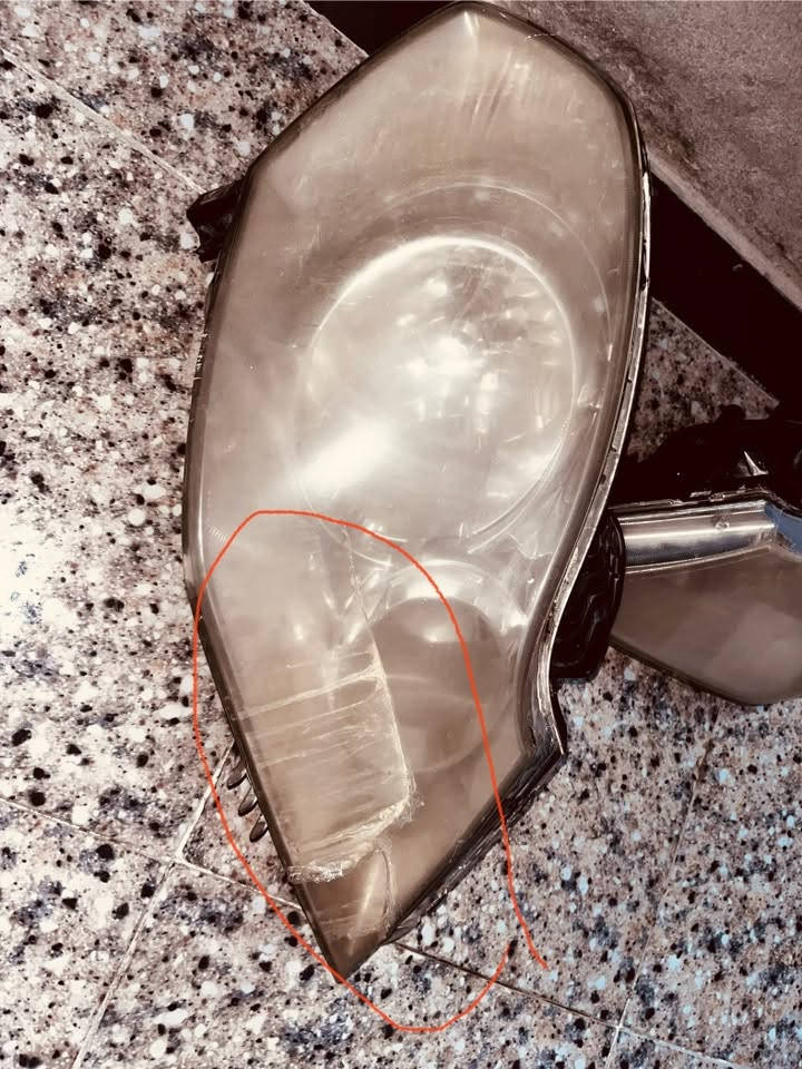 السلام عليكم عندي زوج لايتات وزوج بك لايتات بيهن كسر واضح بالصور وشغالات حتى الكلوبات بيهن كلهن رايدهن ب 75
***********
