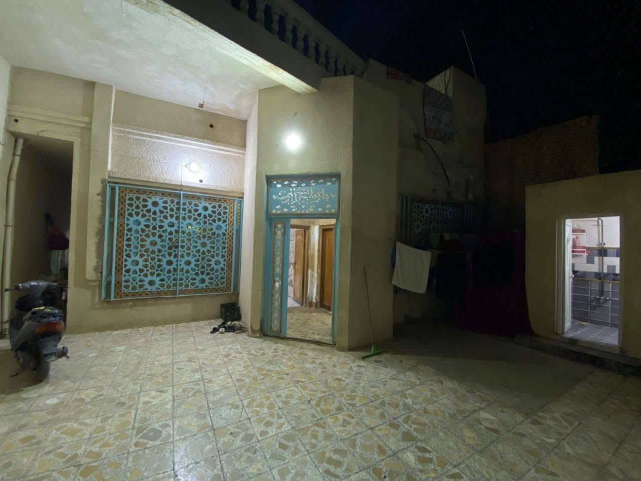 ياالله
سلام عليكم 
البيت البيع طابو صرف
مساحه ((200)) متر بناء عكاده
طابق ونص 
يحتوي على استقبال وصاله عدد ٢
مطبخ غرفتين نوم صحيات داخليه 
صحيات خارجية
طابق ثاني غرفتين نوم وصاله كبيره 
وصحسات كامله الماجديه سيد عاشور 
استفسار اتصل برقم 
((***********)) ((***********)) اخوكم إبو عراق....
