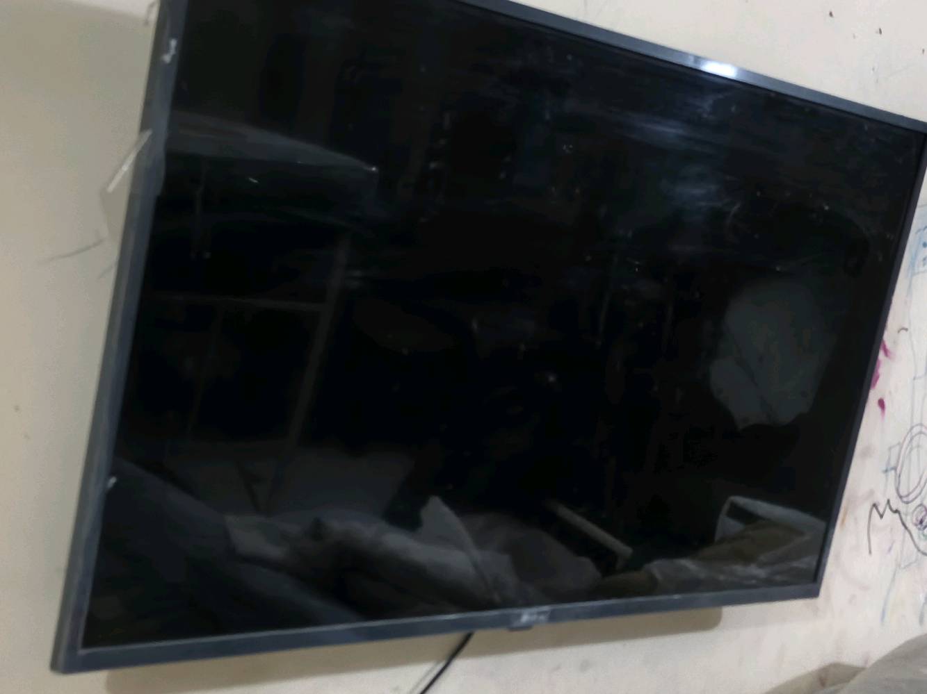 ثلاجه صغيرة بس الجرارة بيهة فطر.. 
شاشة تلفزيون Lg HD بس تشترولة ريمونت.. 
سبلت انفيرتر يشتغل عالمولد يرادلة بس يرادلة غسل للفلتر.. 
كلهن نظيفات اريد ابيعهن بسرعة عندي سفر.. 
كلهن ب٥٠٠ وبيهن مجال
العنوان بغداد الدورة الشرطة