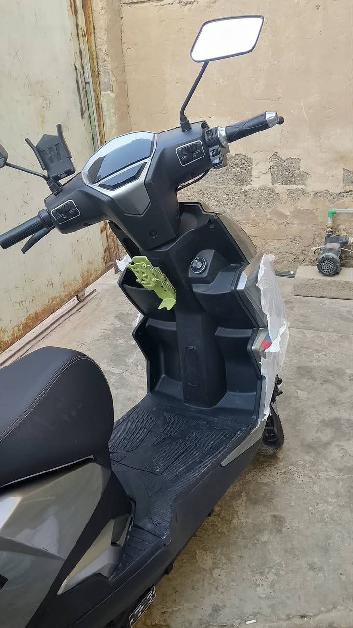 *للبيـــــــــــــــع دراجة شحن GT4 كوغر Koogar* 🔋🏍️

*المواصفات:*
- *النوع*: Koogar GT4 شحن كهرباء 72V
- *الحالة*: نضيفة كلش ماشية قليل 
- *الباتري*: ذهب يمشي *سامراء رايح راجع ويرجع بيه 5 شرطات* يعني 80-100 كم مرتاح
- *العداد*: 1850 كم فقط
- *الاضافات*: حامل موبايل + دسك بريك + شاشة دجتل
- *اللون*: تيتاني غامق مميز
- *الدراجة*: خالية من العيوب والصبغ

*السعر*: 900دينار وبيها مجال بسيط للشراي
*المكان*: سامراء- صلاح الدين
*للاستفسار*: راسلني خاص او اتصل ***********

الجادين فقط. الصور مال الدراجة نفسها👇
لا تبخسون الناس اشيائهم

