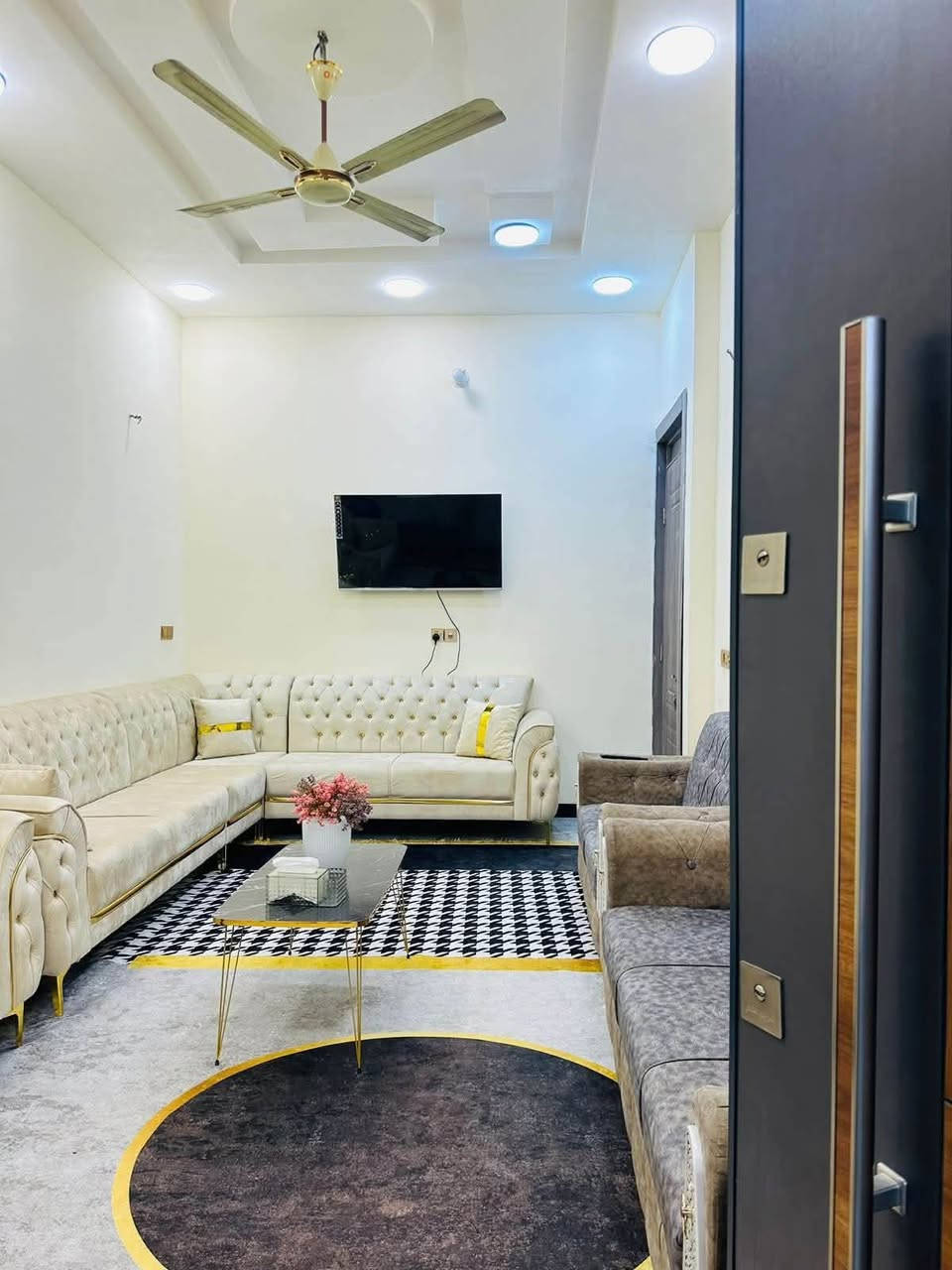 عقار للبيع 🏠
المكان: بغداد - الخطيب الزراعي -قريب جامع الامامين ومقابيل بيت ثويني 
المساحة: 100 متر طابقين 
المواصفات 
.طرمة 
.مدخلين استقبال 
.وحوالي هوو مطبخ هوو حولي 
. وغرفة نوم جوه وفوك غرفتين نوم 
.وصحيات خارجية وجوه وفوك 
.عدد غرفة النوم 3 
.السعر خاص 
.الاستفسار راسلني واتساب ***********

#بيع #الخطيب #العراق #بيوت_للايجار
