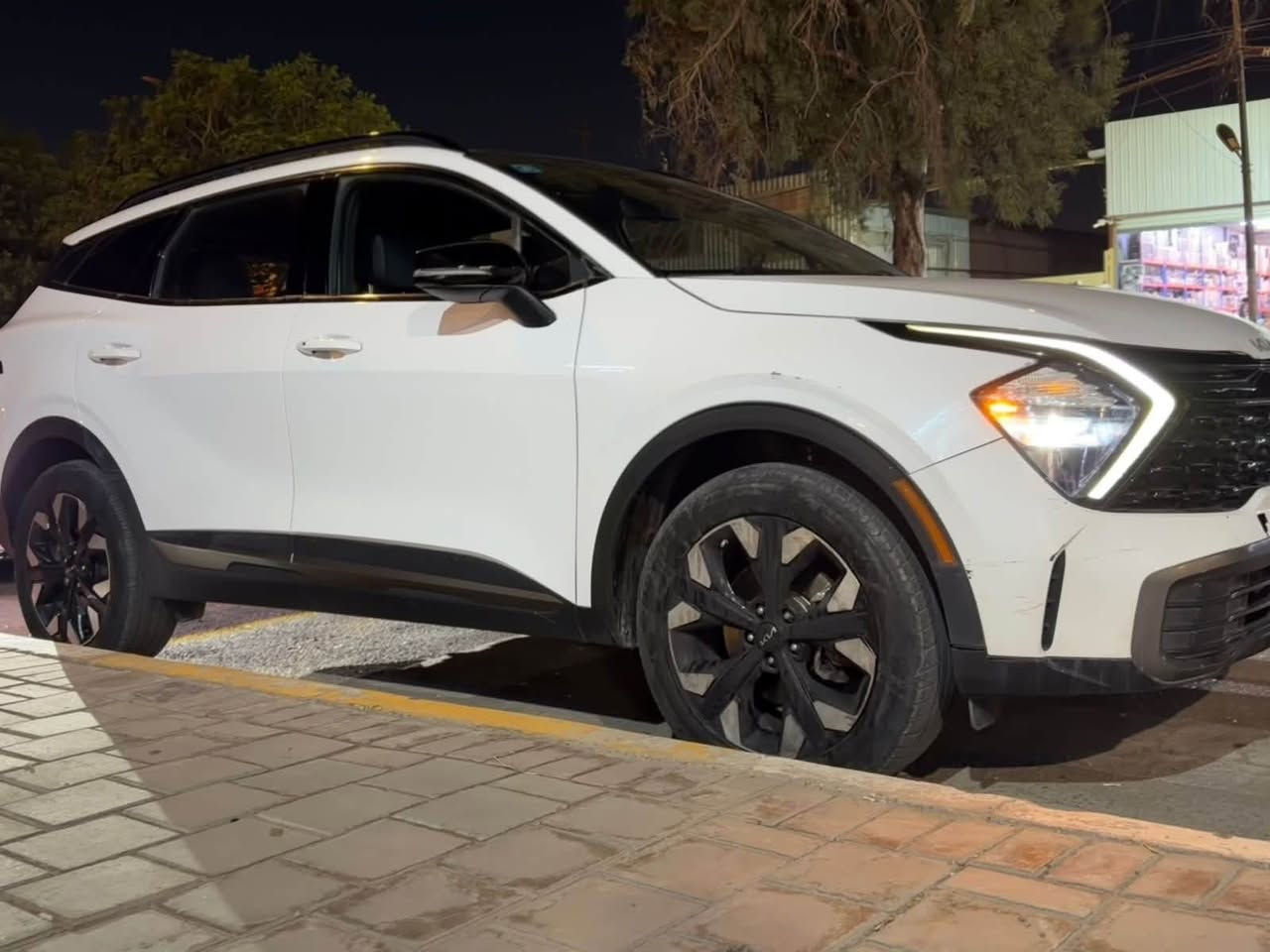 السلام عليكم كيا سبورت
🔥🔥 للبيع Kia Sportage X-Line 2023 🇺🇸 🔥🔥

🚘 كيا سبورتج X-Line 2023
🇺🇸 وارد أمريكي
⛽ بنزين 2.5
🛞 دفع رباعي AWD
⚙️ قير أوتوماتيك 8 سرعات
⭐ فل مواصفات
🤍 لون صدفي
📍 الممشى: 52 ألف كم

✨ السيارة مرتبة وحلوة، ومواصفاتها عالية:
🖥️ شاشة كبيرة
📱 Apple CarPlay / Android Auto
🔑 بصمة وتشغيل زر
💺 مقاعد جلد
❄️ تبريد وتدفئة
🛡️ أنظمة أمان ومساعدة قيادة
🛞 جنوط X-Line

🔧 الحادث: بنيد وجاملغ بارد فقط
🎨 بدون صبغ — حسب المذكور
يعني السيارة ما عليها صبغ، والتصليح كان بارد.

📍 الموقع: باب الشيخ – حي الكيلاني

💰 السعر عند الاتصال
📞 ***********

🔥 سبورتج X-Line… شكل فخم، مواصفات كاملة، ودفع رباعي.
📞 اللي جاد بالشراء يتفضل يتصل، والسيارة تفحص من أي جهة يختارها المشتري.
