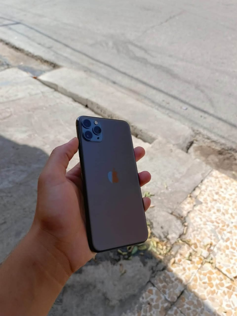 ايفون 11 برو ماكس
بطاريه 100
ذاكره 256
تك سيم
مبدل شاشه وبطاريه اصليات شرط قطاره بل شحن شرط تشحنو مره وحده بل يوم رقم التلفون *********** وتساب 
السعر270 وبي مجال
