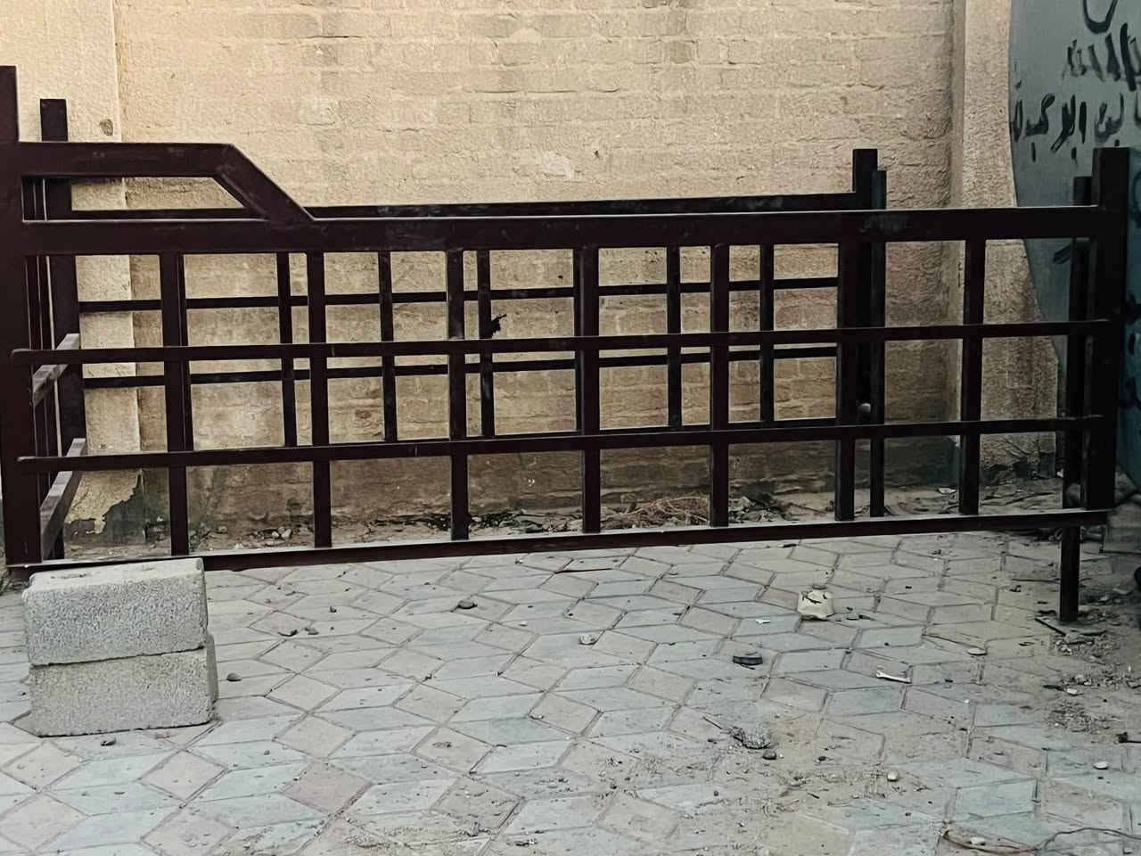 سلام عليكم محجر للبيع نضيف  مثل ما واضح بل صورة مال كيه نثية السعر 350 وبي مجال للشراي المكان مدينة الصدر / ***********
