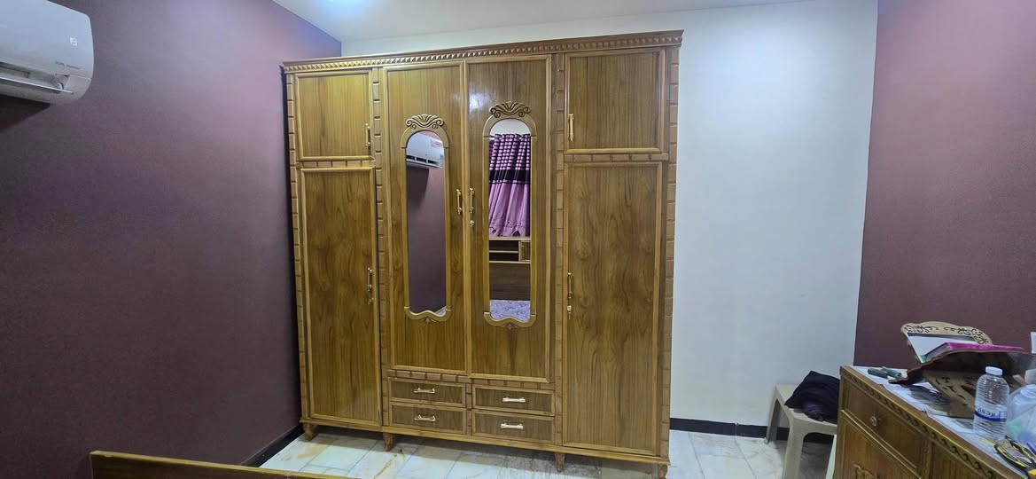 السلام عليكم 
كنتور وجرباية صاج شغل درجة اولى للبيع  بعدها جديدة ممستعملة 
للتواصل *********** واتساب
