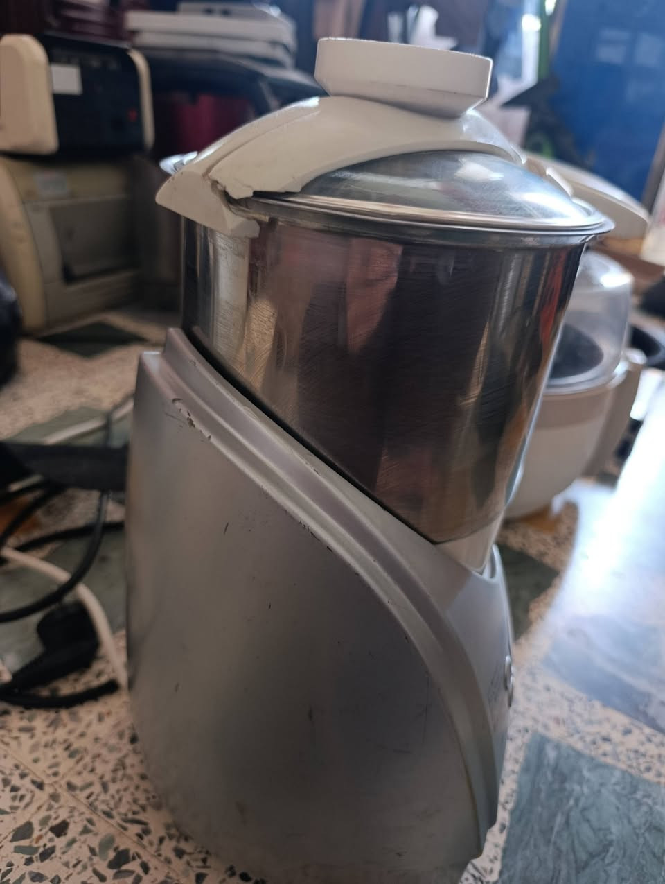 السلام عليكم، محضر وطباخ طعام متعدد الوظائف GourmetMAXX Thermo-Multikocher
الماركة والنوع: جهاز طهي وخلط متعدد الوظائف (GourmetMAXX) ألماني متعدد الاستخدامات.
المميزات والمواصفات:
جهاز شامل (All-in-One): يجمع بين الخفق، الخلط، الفرم، والطبخ الحراري في جهاز واحد.
وعاء ستانلس ستيل: سعة ممتازة من الفولاذ المقاوم للصدأ ومقاوم للحرارة وسهل التنظيف.
لوحة تحكم رقمية (شاشة LCD): إمكانية الضبط الدقيق لوقت الطهي (ZEIT) والحرارة (TEMP) وسرعة المحرك (MOTOR).
سرعات وبرامج متعددة: يحتوي على خيارات سرعة متنوعة (عالية H، منخفضة L، وتقليب S) مع برامج تحضير مسبقة (PROG).
استخدامات متنوعة: مثالي لتحضير الشوربات، الصوصات، الأرز، المهروسات، العصائر، والعجين بسرعة وسهولة.
غطاء محكم: مزود بغطاء علوي مع فتحة لإضافة المكونات أثناء التشغيل.
الحالة: مستعمل، نظيف جداً وشغال بشرط الفحص والتدقيق.
السعر: 35,000 دينار مع التوصيل 
الموقع: الموصل - الجانب الأيمن.
للتواصل: ***********
