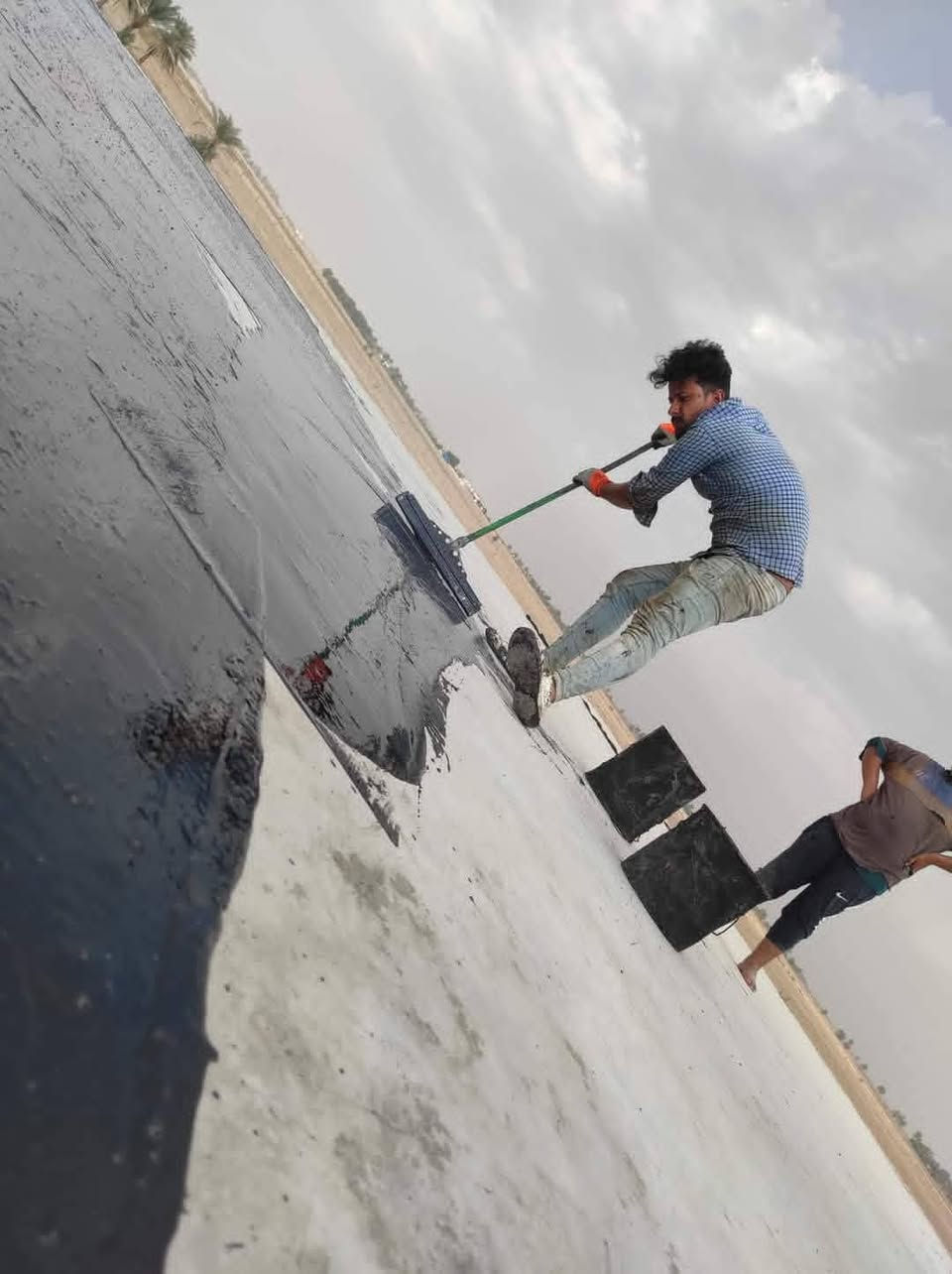 احمي سطح منزلك من الرطوبة ومن ماء الامطار و كذلك اشعة الشمس 
باستخدام ROOF GUARD من JOTUN 
تنفيذ طلاء سطح روف جارد من جوتن مع تنفيذ معالجات التشققات الموجودة مع تنظيف السطح قبل الطلاء
روف كارد : هو طلاء خاص بالاسطح  الخارجية للمنازل، يحافظ على سطح منزلك محمي دائمًا.   مصنوع من تركيبة أكريليك نقية 100% تعمل على تعزيز خاصية انعكاس اشعة الشمس و تقليل درجة حرارة السطح، كما يتميز بقابليته على التمدد وسد مسامات السطوح فيعمل كعازل مائي في فصل الشتاء مما يوفر متانة لا مثيل لها وحماية فائقة لسطحك.
روف كارد يضمن لك راحة البال عامًا بعد عام.
#الجميع
#اشارة
صاحب علي هادي العتبي.      ***********
                                           ***********
