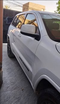 Jeep Grand CHEROKE Laredo للبيع  موديل 2018  رقم بغداد الدولي وارد امر...