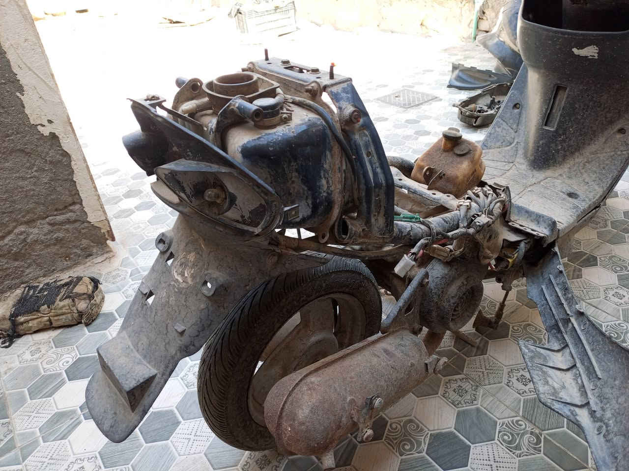 دراجه  بيجي متروكه اخر مره تشتغل  ابيع كوم حديد سعر 130 وبيه مجال الدراجه كامله كفراته ***********
